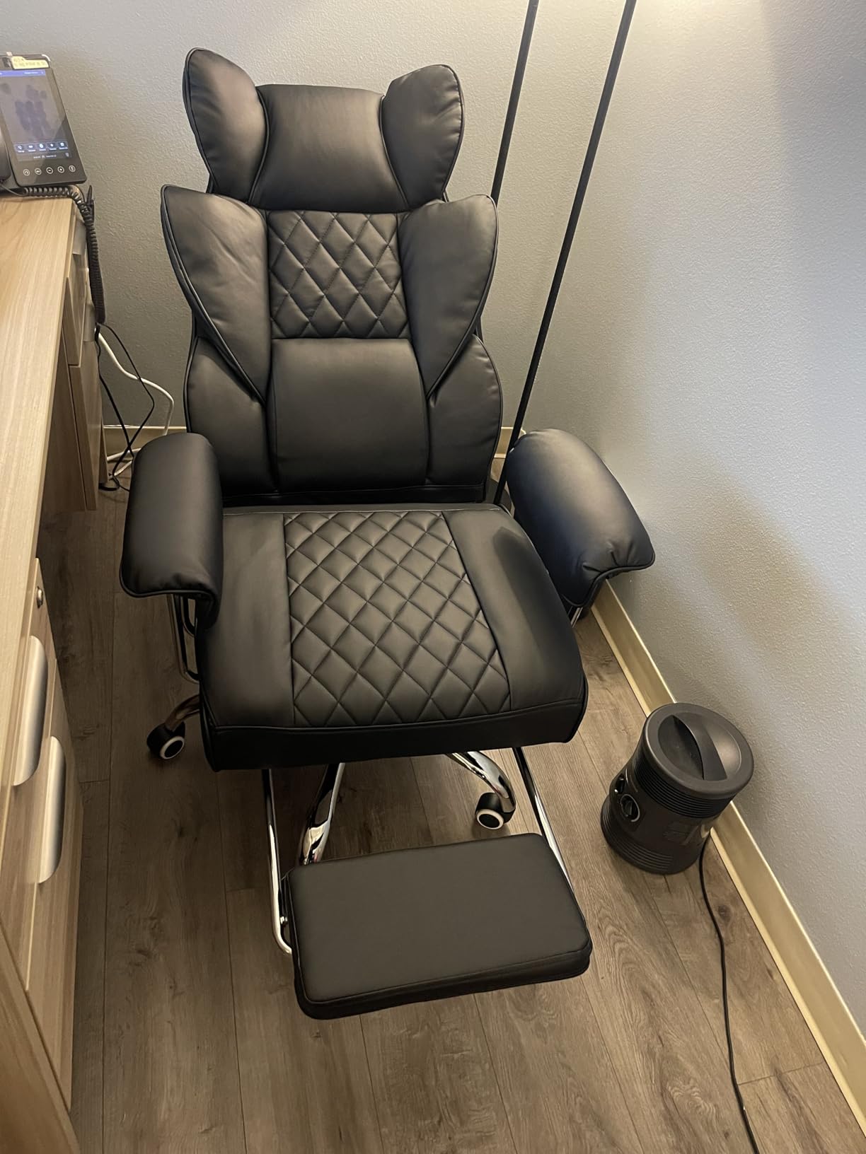 GTPLAYER Gaming Chair,Office Chair with Pocket Spring Lumbar Support, Ergonomic Comfortable Wide Office Desk Computer Chair with Outward Fixed Soft Armrests and Footrest (PU Leather, Black) customer photo 1