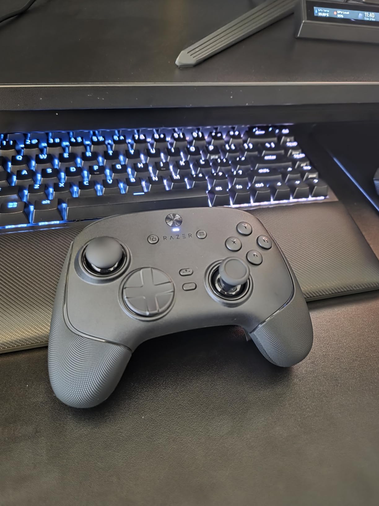 Razer Wolverine V3 Pro 8K PC Wireless Gaming Controller: 8000 Hz Polling Rate - TMR Thumbsticks with Swappable Caps - Up to 36 Hr Battery - 6 Remappable Buttons - Fast Triggers - Carrying Case - Black customer photo 1