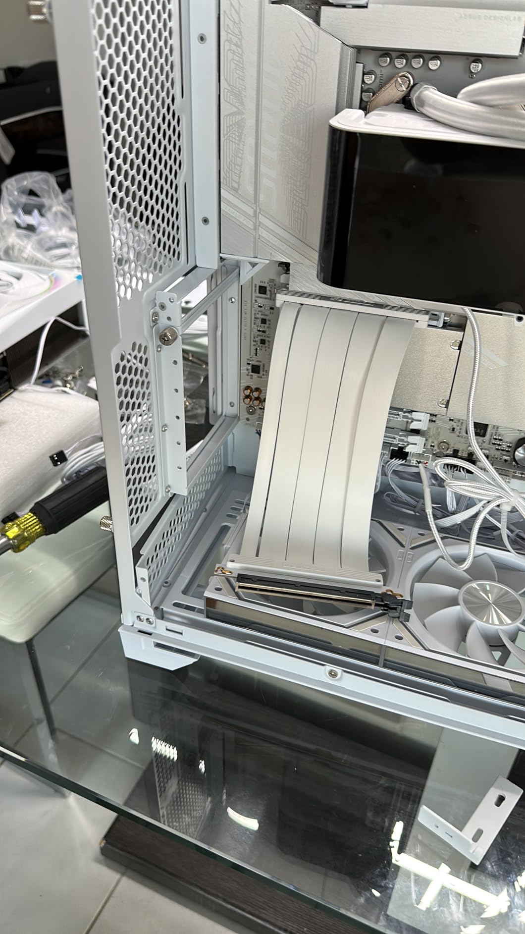 EZDIY-FAB PCIe 5.0 Riser Cable, Ultra-Flexible 128GB/s Bandwidth GPU Extension, Vertical GPU Mount for RTX 5090/4090 & RX 9000, Right Angle-20cm, White customer photo 1