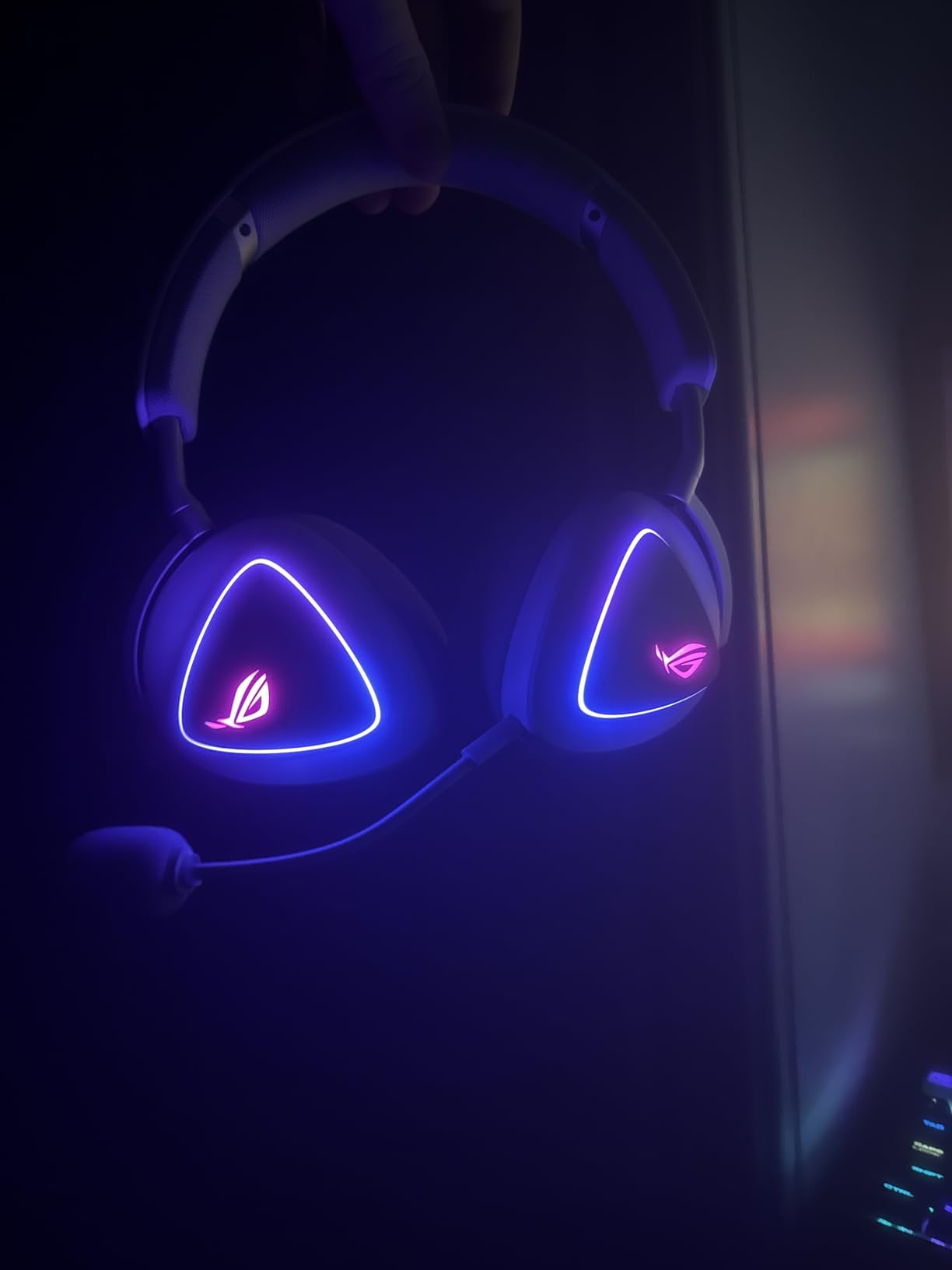 ASUS ROG Delta II Wireless Gaming Headset with Detachable Mic - Tri-Mode (BT, 2.4GHz, 3.5mm), 50mm Titanium-Plated Drivers, 110Hr Battery, Lightweight, for PC, PS5, PS4, Xbox, Switch, Mobile - White customer photo 1