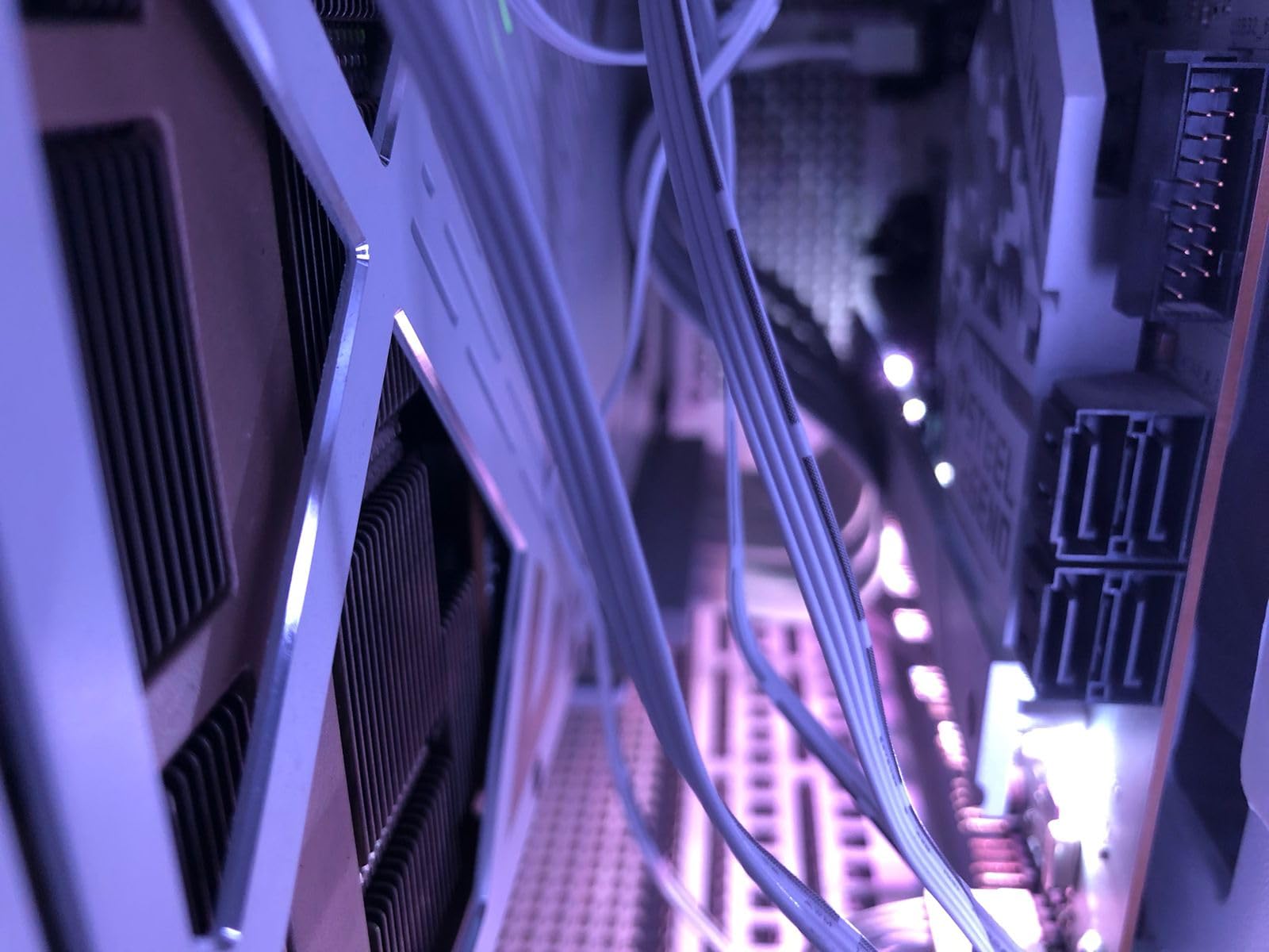 TRYX String PCIe 5.0 x 16 White Riser Cable 200mm 128GB/s Vertical GPU Mount, Near-Zero Signal Loss with EMI Shield for RTX 4090/5070/5080/5090/RX9070XT/7900XT customer photo 2