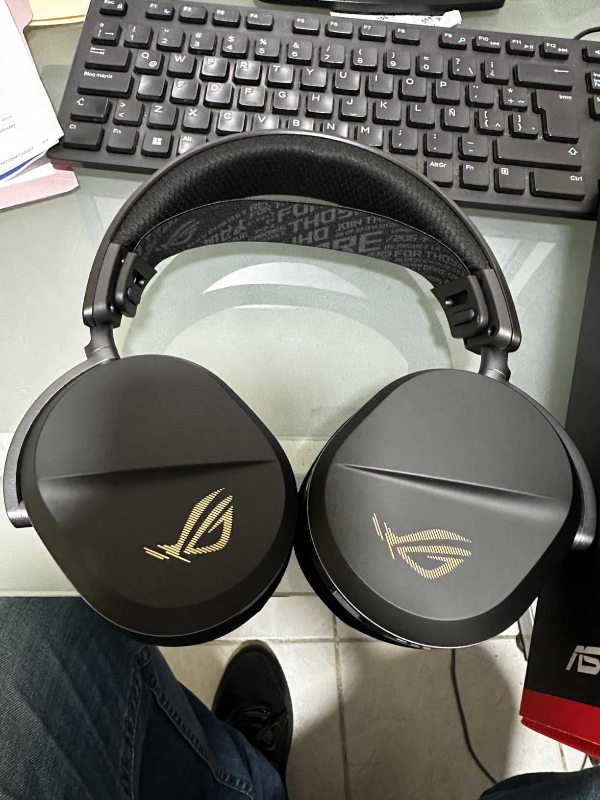 ROG Pelta Wireless Gaming Headset with Detachable Mic - Tri-Mode (BT, 2.4GHz, USB-C) 50mm Titanium-Plated Drivers, 70Hr Battery, Ergonomic, Lightweight, for PC, PS5, PS4, Switch, Mobile - White customer photo 1