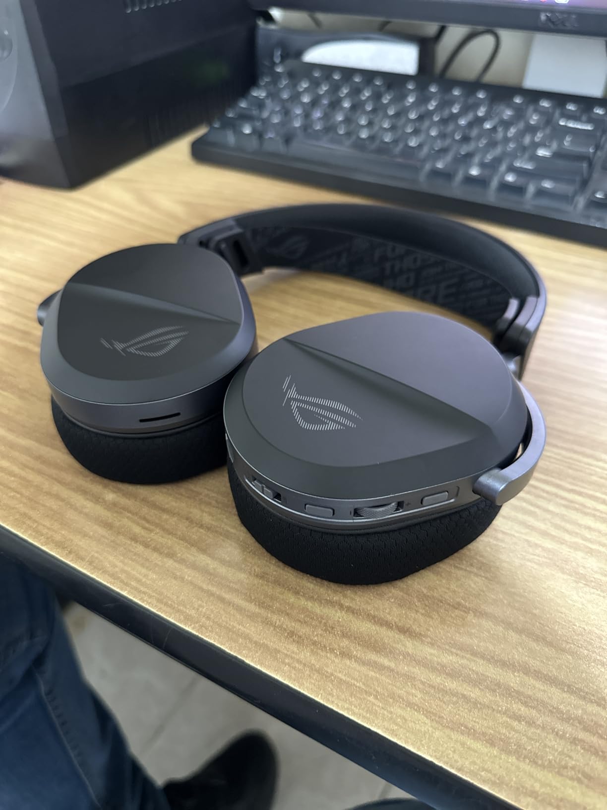 ROG Pelta Wireless Gaming Headset with Detachable Mic - Tri-Mode (BT, 2.4GHz, USB-C) 50mm Titanium-Plated Drivers, 70Hr Battery, Ergonomic, Lightweight, for PC, PS5, PS4, Switch, Mobile - White customer photo 2