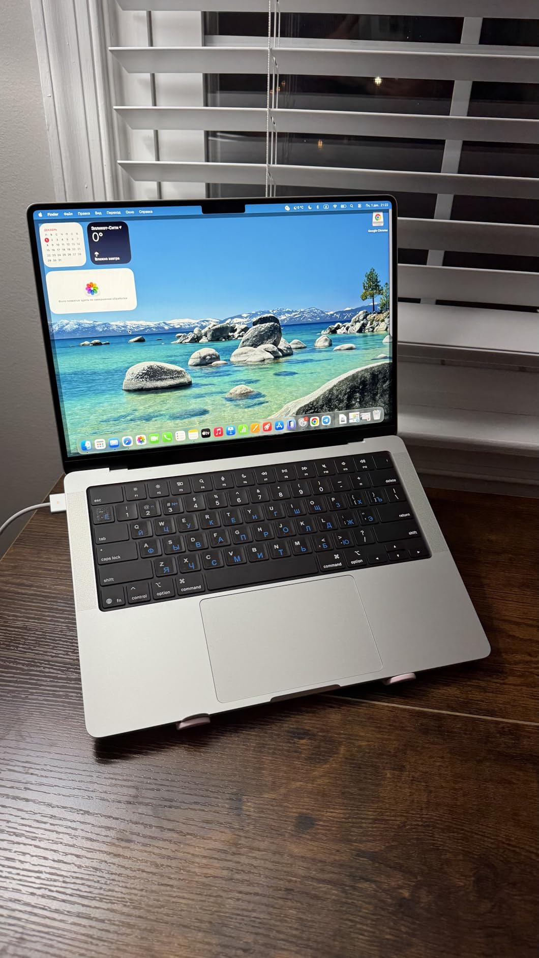 Apple 2025 MacBook Pro Laptop with M5 chip with 10-core CPU and 10-core GPU: Built for Apple Intelligence, 14.2-inch Liquid Retina XDR Display, 16GB Unified Memory, 512GB SSD Storage; Space Black customer photo 2