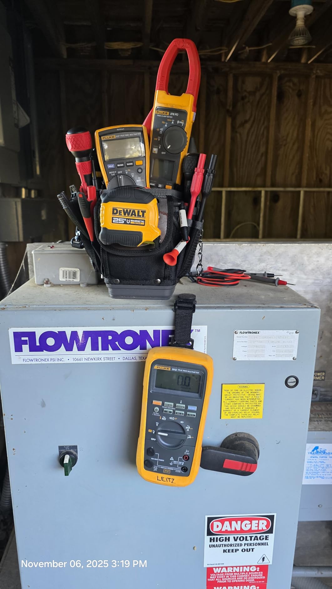 Fluke 117 Digital Multimeter, Non-Contact AC Voltage Detection, Measures Resistance/Continuity/Frequency/Capacitance/Min Max Average, Automatic AC/DC Selection, Low Impedance Mode customer photo 1