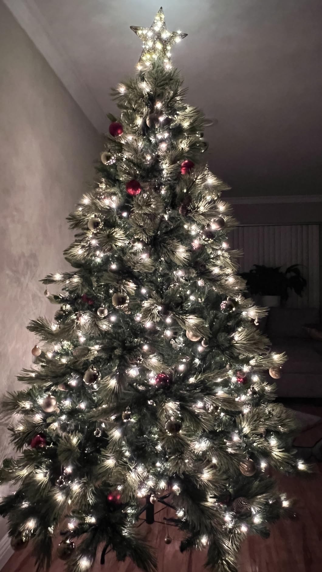 National Tree Company 7.5 ft Pre-Lit Carolina Pine Artificial Christmas Tree, 750 Clear Lights, 1,399 Tips, Includes Stand, Green customer photo 1