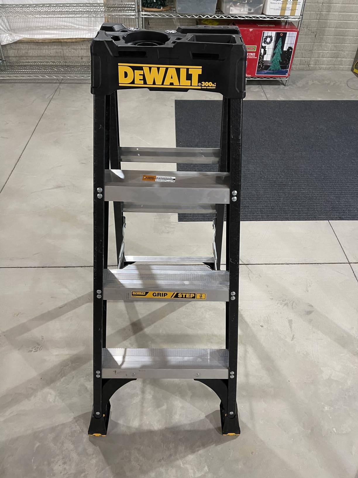 DeWalt Type IA 300lb Rated FG Stepladder 4' DXL3010-04 customer photo 2