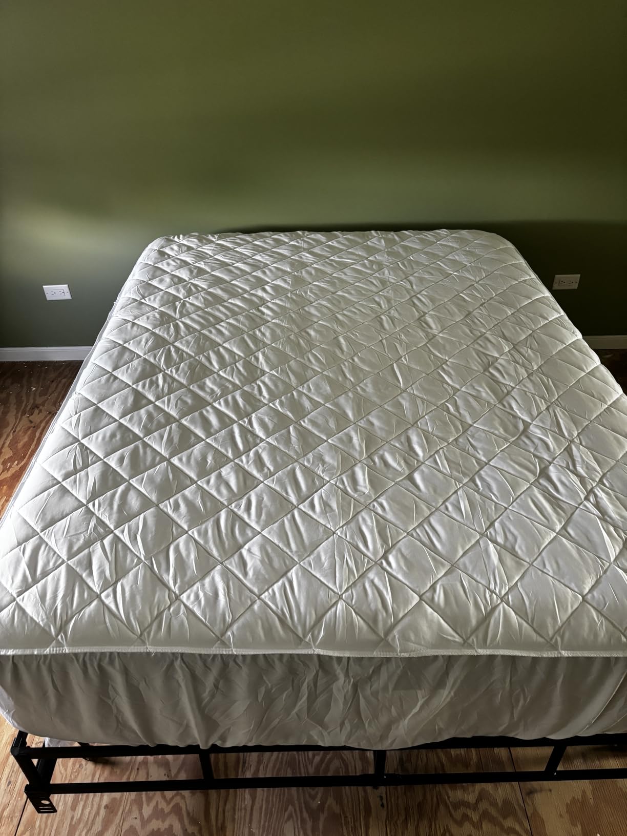 Utopia Bedding Quilted Fitted Mattress Pad, Queen Size, Elastic Fitted Mattress Topper Protector and Cover with Deep Pocket Stretches up to 16 Inches, Machine Washable (White) customer photo 1