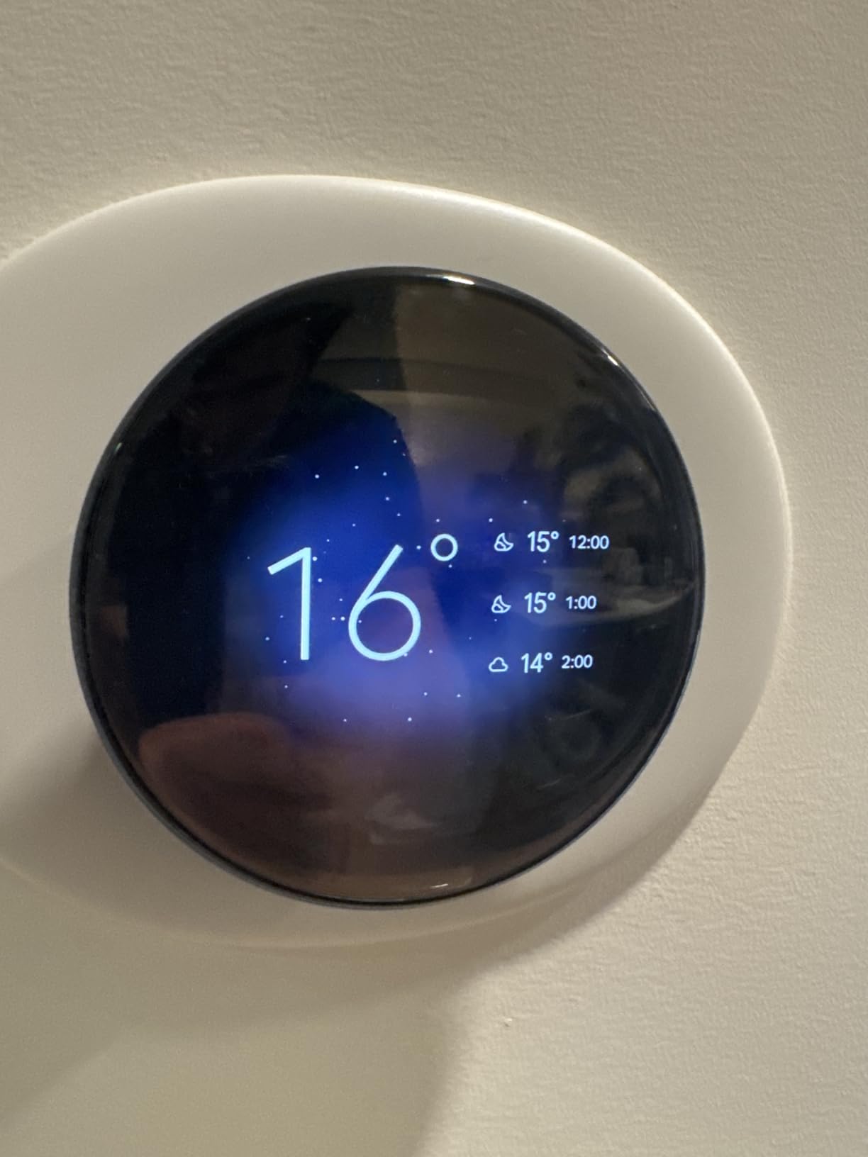Google Nest Learning Thermostat (4th Gen, 2024) with Nest Temperature Sensor - Energy Saving Smart Thermostat - Compatible with Alexa, Apple HomeKit and Google Home App - Polished Gold customer photo 2