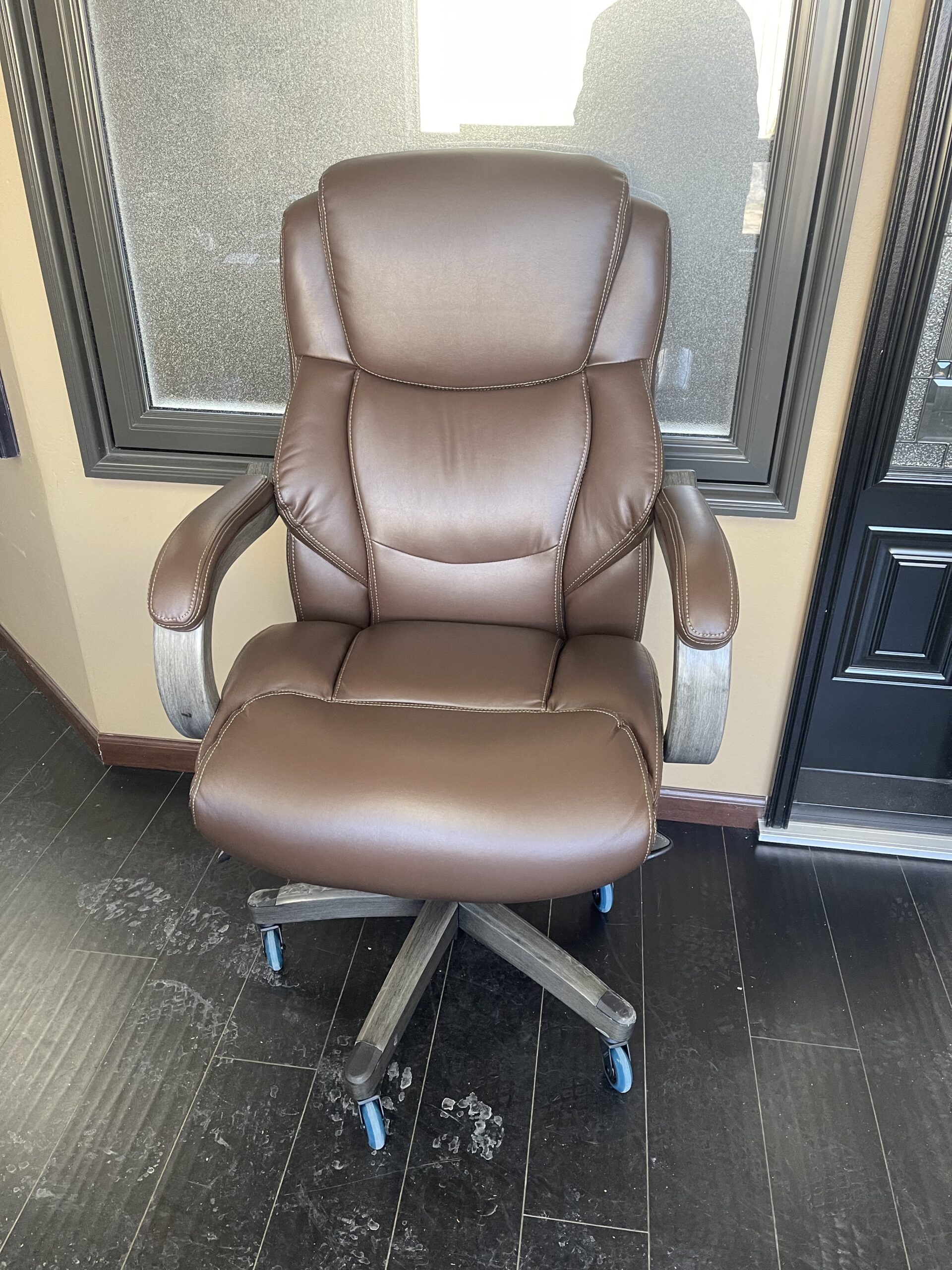 La-Z-Boy Delano Big and Tall Executive Office Chair - Ergonomic Lumbar Support Memory Foam - Bonded Leather Desk Chair for Home Office - Mahogany Wood Arms - Black customer photo 1