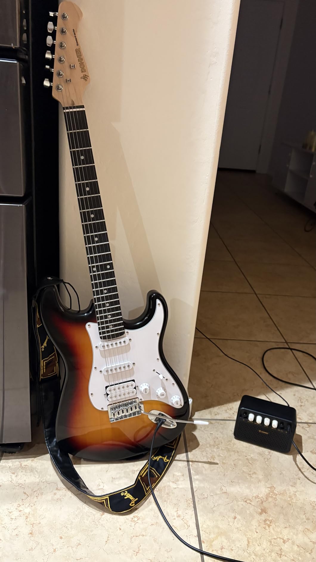 Donner DST-100B 39 Inch Electric Guitar Beginner Kit - Black HSS customer photo 1