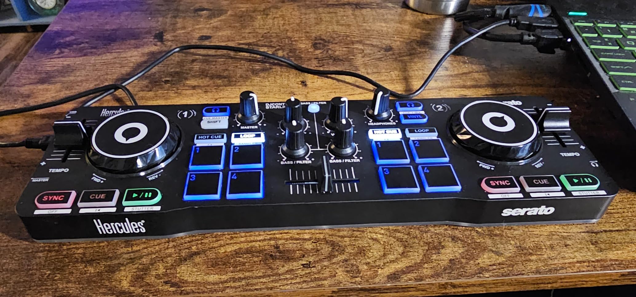 Hercules DJControl Starlight Pocket USB DJ Controller with Serato DJ Lite, Touch-Sensitive Jog Wheels, Built-in Sound Card and Built-in Light Show customer photo 2