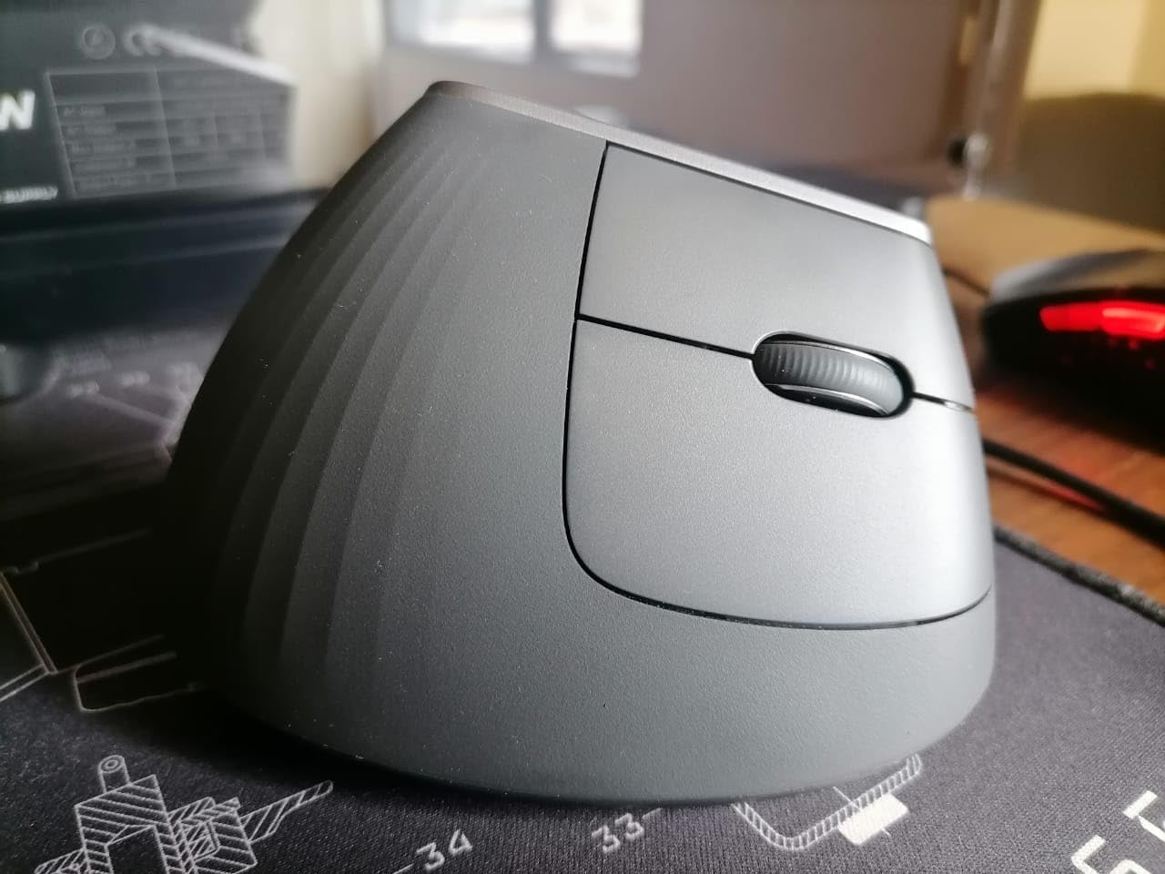 Logitech Mouse MX Vertical, 910-005448 customer photo 2