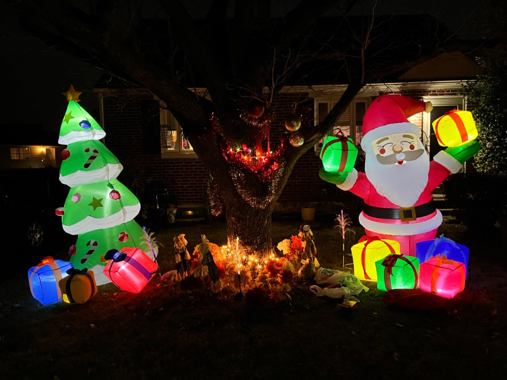 Joiedomi Christmas Inflatables Tree Outdoor Decoration, Giant Christmas Inflatable Tree with 3 Gift Boxes with Build-in LEDs customer photo 2