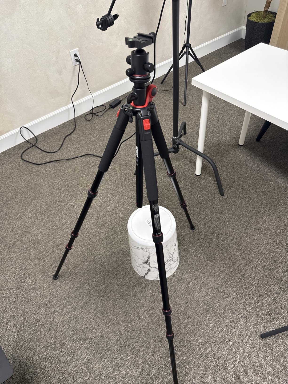 NEEWER 72 inch Camera Tripod Monopod with Center Column and Ball Head, Arca Type QR Plate, 33lb Load customer photo 1