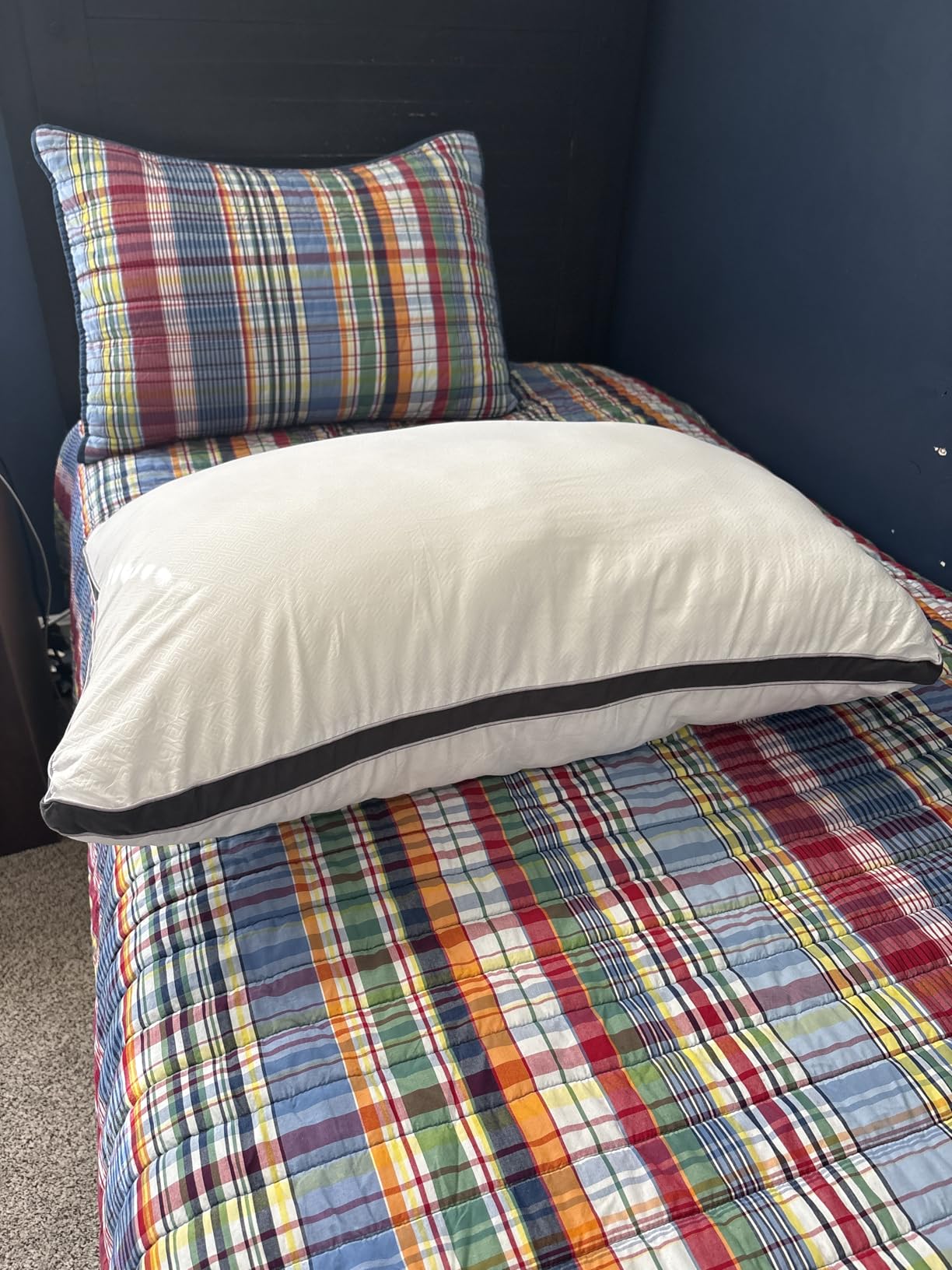 viewstar Bed Pillows Queen Size Set of 2, Firm Support Down Alternative Gusseted Pillows for Side, Back, or Stomach Sleepers, White customer photo 2