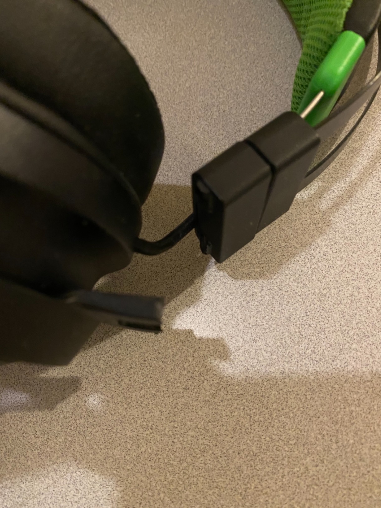 Razer Nari Ultimate Wireless 7.1 Surround Sound Gaming Headset with HyperSense Haptic Feedback, Auto-Adjust Headband, Retractable Mic for Xbox and PC customer photo 1