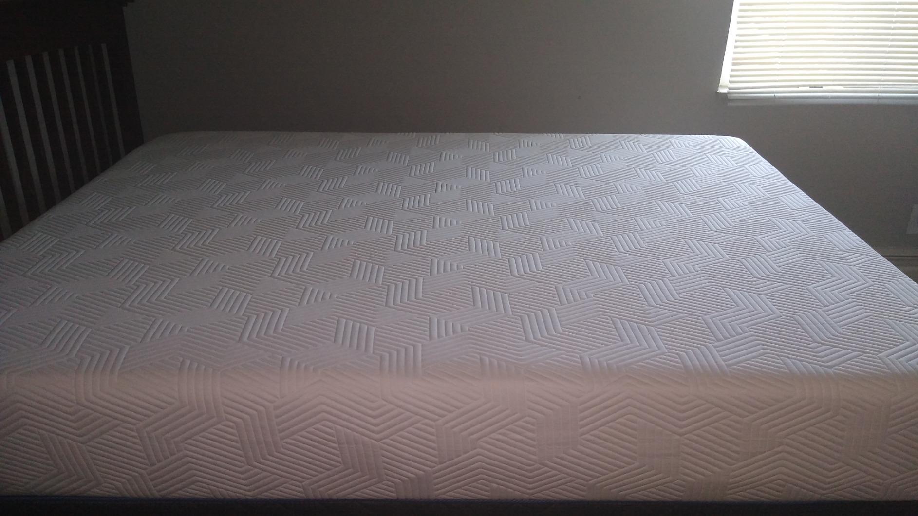 Lucid 10 Inch Memory Foam Mattress - Medium Feel - Infused with Refreshing Bamboo Charcoal and Cooling Gel - Bed in a Box - Temperature Regulating - Pressure Relief - Breathable - Queen Size customer photo 2