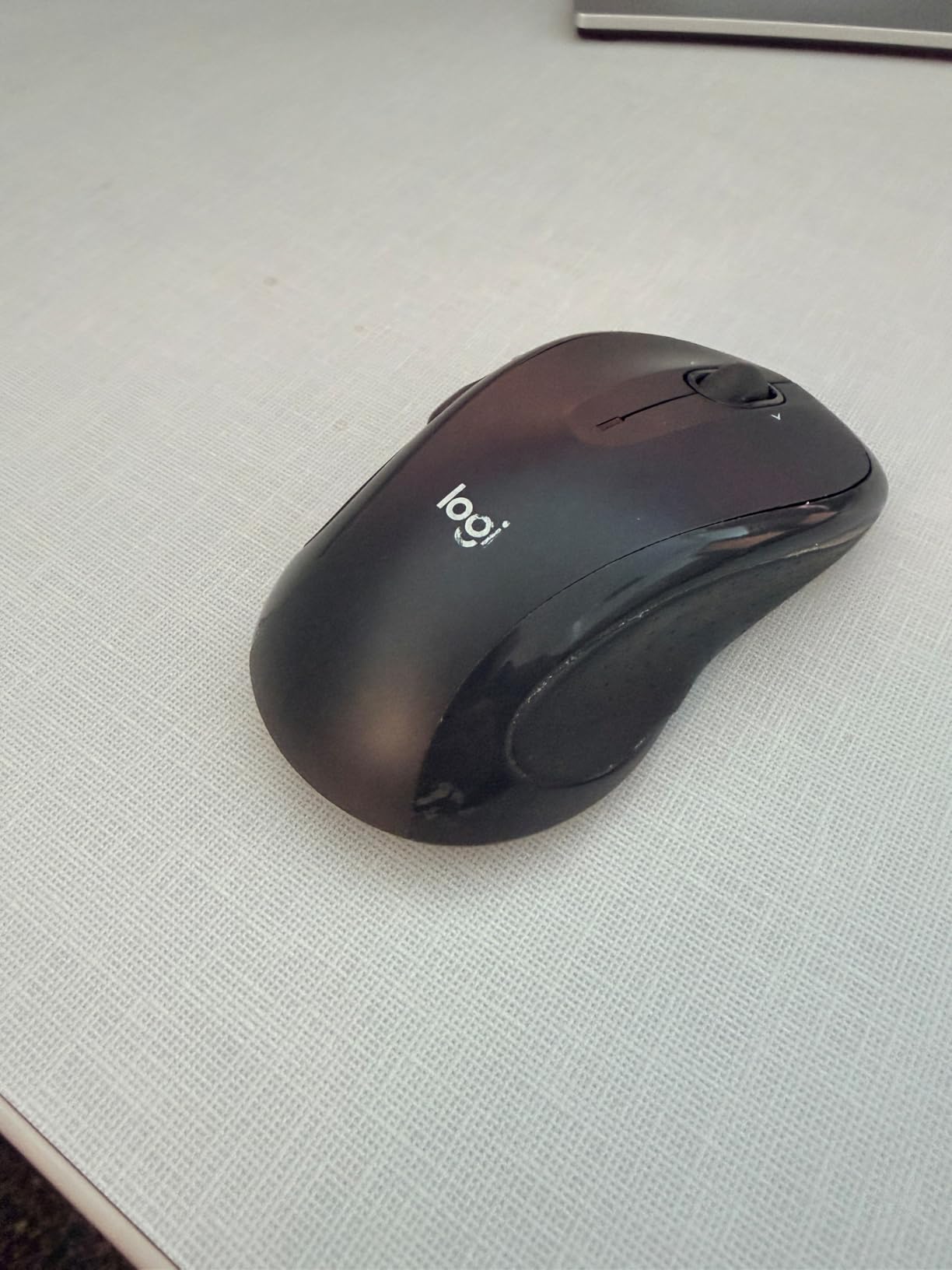 Logitech M510 Wireless Mouse, 2.4 GHz with USB Unifying Receiver, 1000 DPI Laser-Grade Tracking, 7-Buttons, 24-Months Battery Life, PC/Mac/Laptop - Graphite customer photo 2