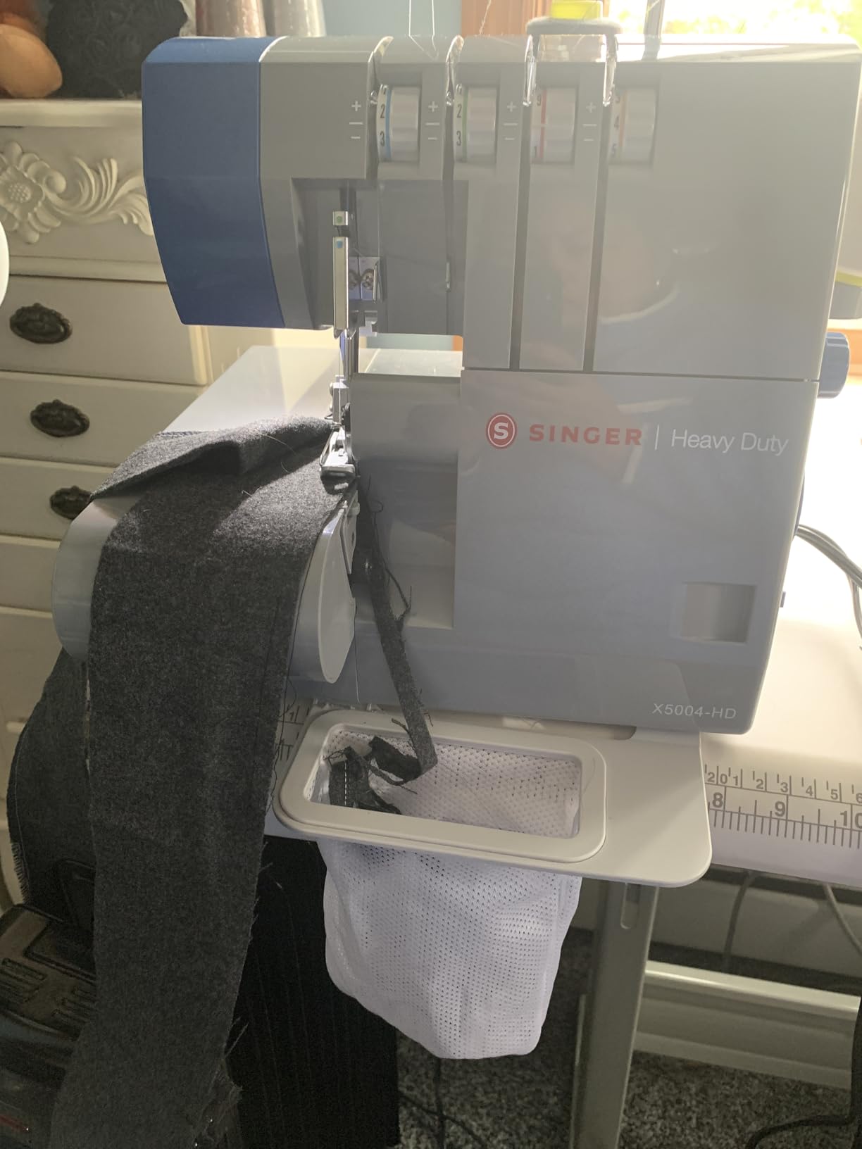 SINGER X5004-HD Metal Frame Serger & Overlock Machine | 2-3-4 Stitch Capability, 8 Built-In Stitches, 1300 Stitches per Minute, Adjustable Differential Feed & 2 LED Lights (Grey/Blue) customer photo 1