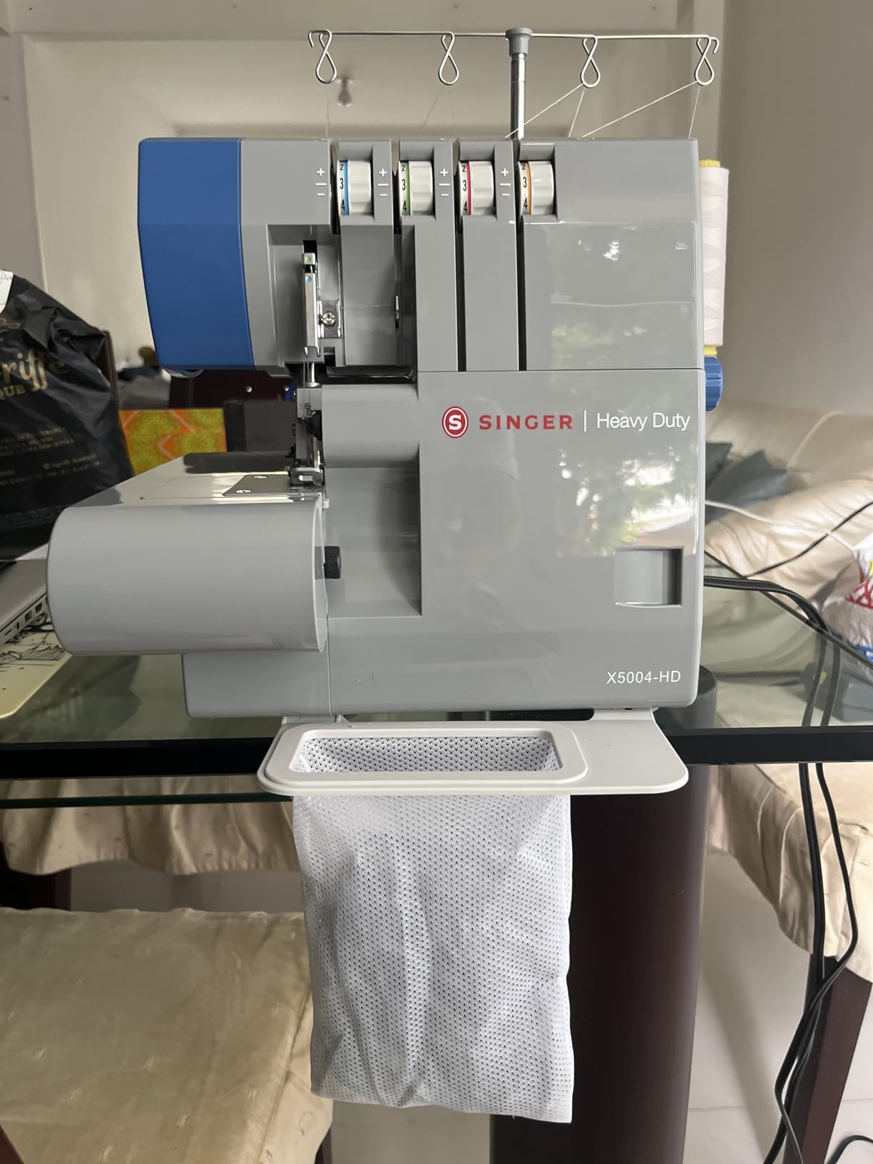 SINGER X5004-HD Metal Frame Serger & Overlock Machine | 2-3-4 Stitch Capability, 8 Built-In Stitches, 1300 Stitches per Minute, Adjustable Differential Feed & 2 LED Lights (Grey/Blue) customer photo 2