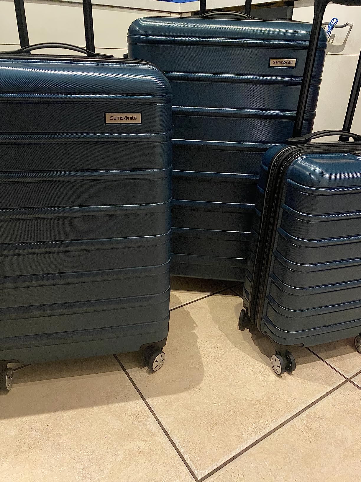 Omni 2 Hardside 3 Piece Set - Includes Global Carry-On, Medium, & Large Checked Suitcases - 360 Degree Dual Spinner Wheels - Integrated TSA Lock & Expansion - Amazon Exclusive - Artic Silver customer photo 2