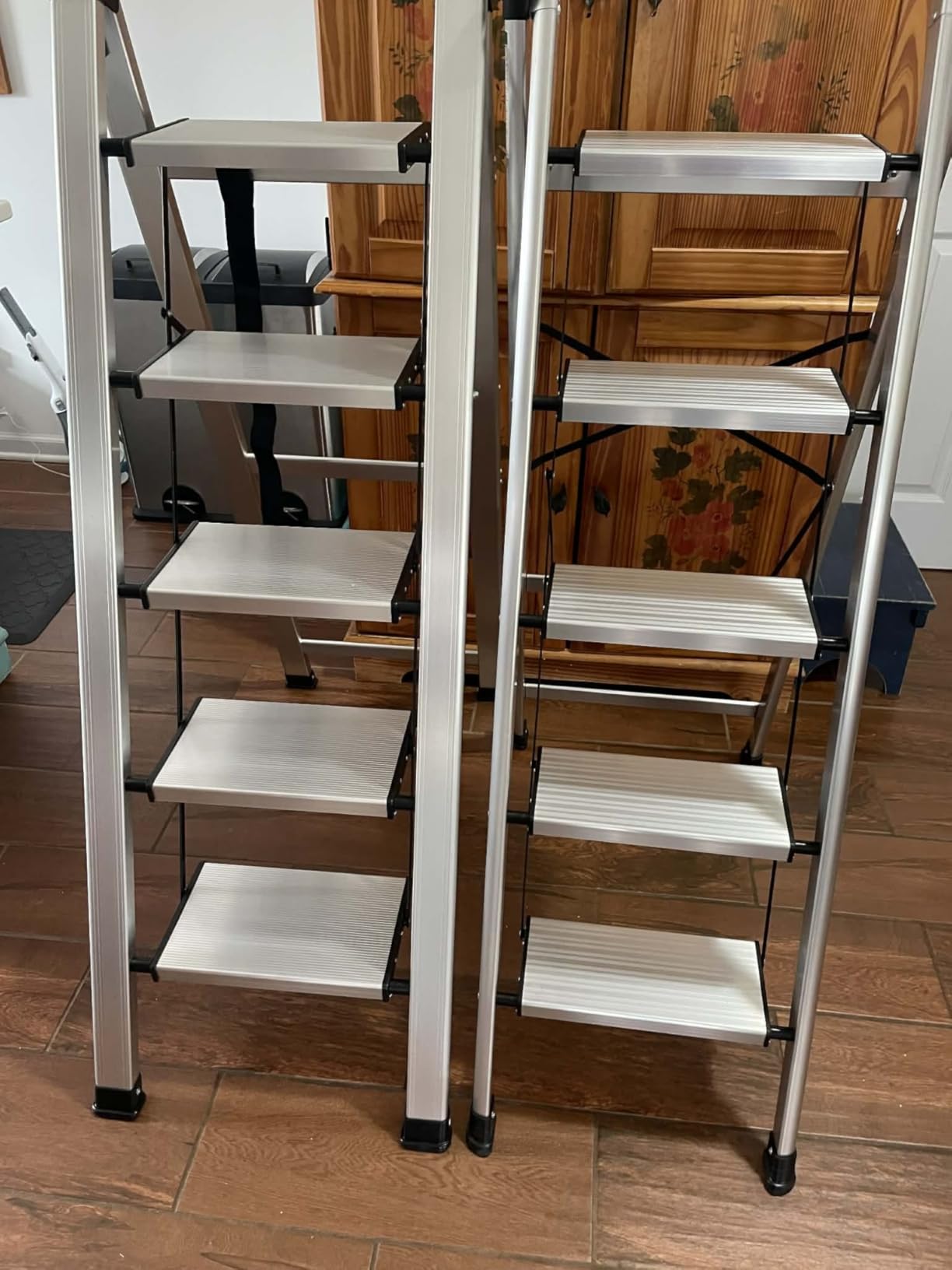 XinSunho 4 Step Ladder, Retractable Handgrip Folding Step Stool with Anti-Slip Wide Pedal, Aluminum Stool Ladders 4 Steps, 330lbs Safety Household Ladder customer photo 2
