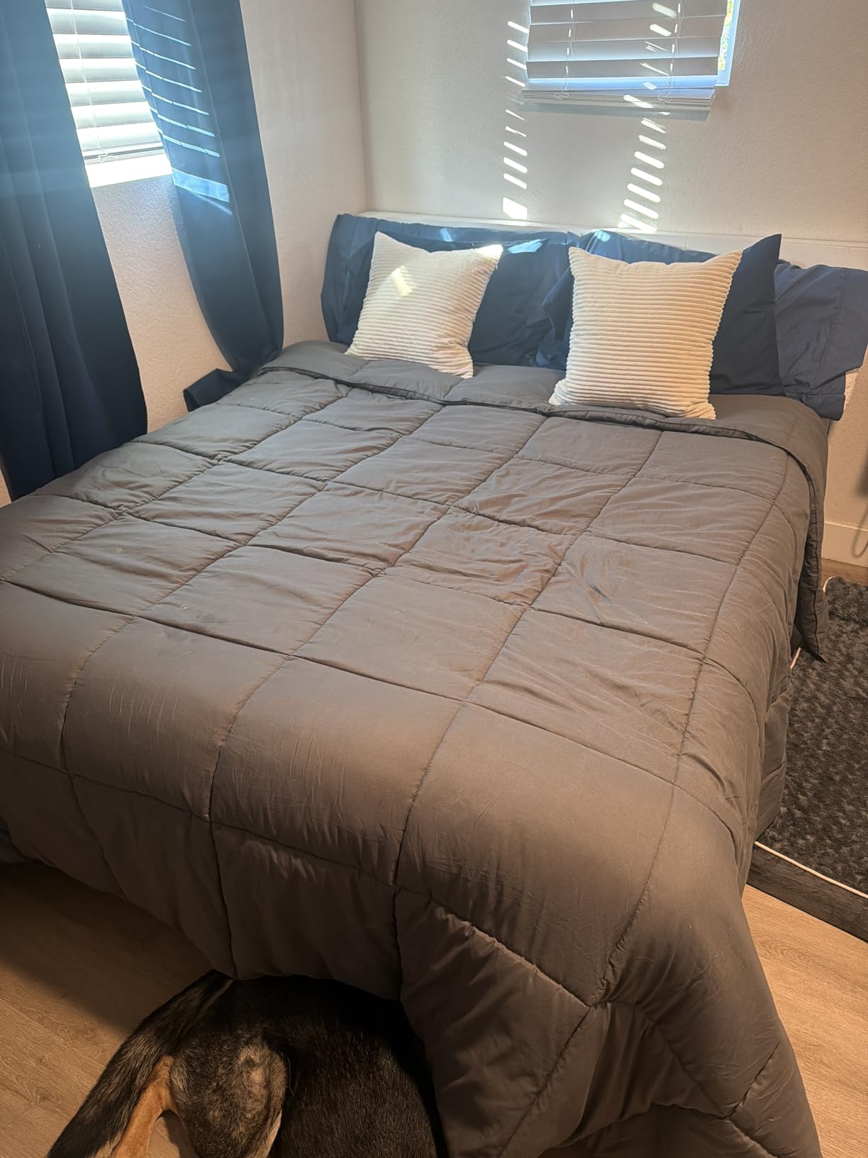 TEXARTIST Premium 2100 Series King Comforter All Season Breathable Grey Comforter Soft 4D Spiral Fiber Quilted Down Alternative Duvet Insert with Corner Tabs Luxury Hotel Style (90