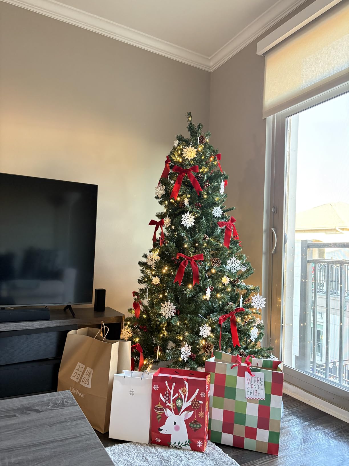 Best Choice Products 6ft Pre-Lit Pre-Decorated Spruce Hinged Artificial Christmas Tree w/ 798 Tips, Pinecones, Berries, 250 Lights, Metal Base customer photo 1