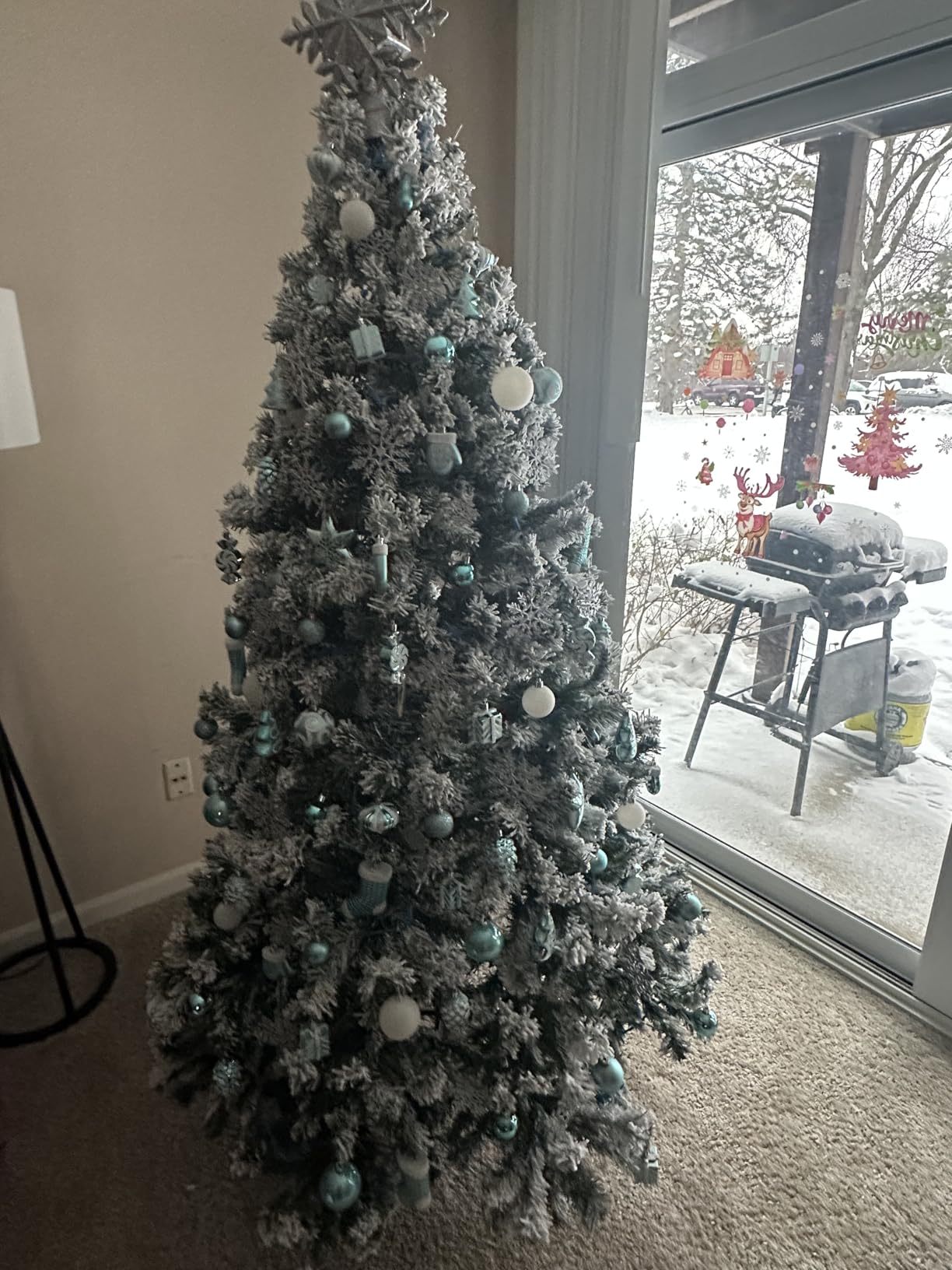 Yaheetech 6ft Snow Flocked Pre-lit Christmas Tree with 250 Warm White Lights, 820 Lush Branch Tips & Quick-Assembly Hinged Design customer photo 1