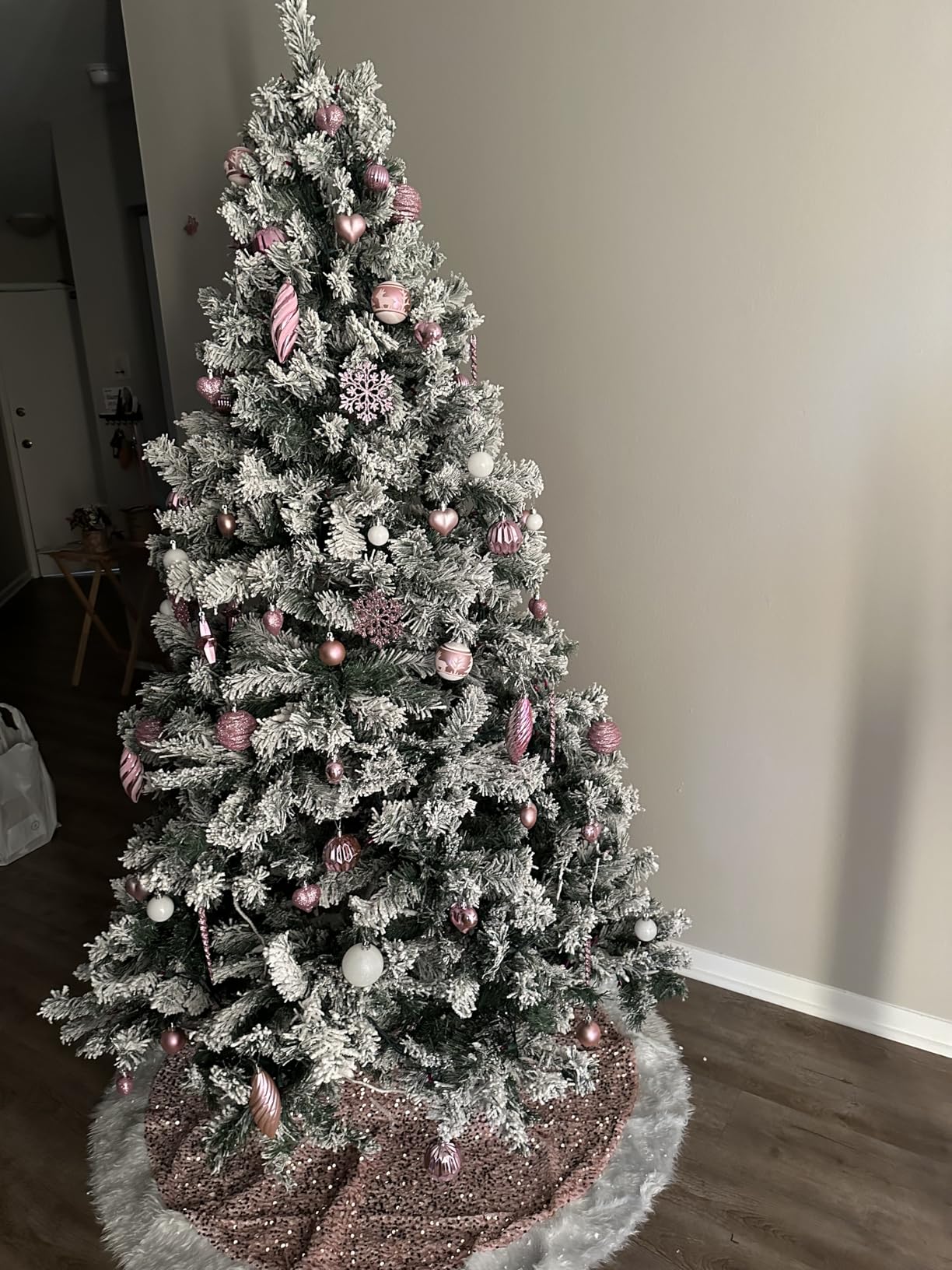 Yaheetech 6ft Snow Flocked Pre-lit Christmas Tree with 250 Warm White Lights, 820 Lush Branch Tips & Quick-Assembly Hinged Design customer photo 2