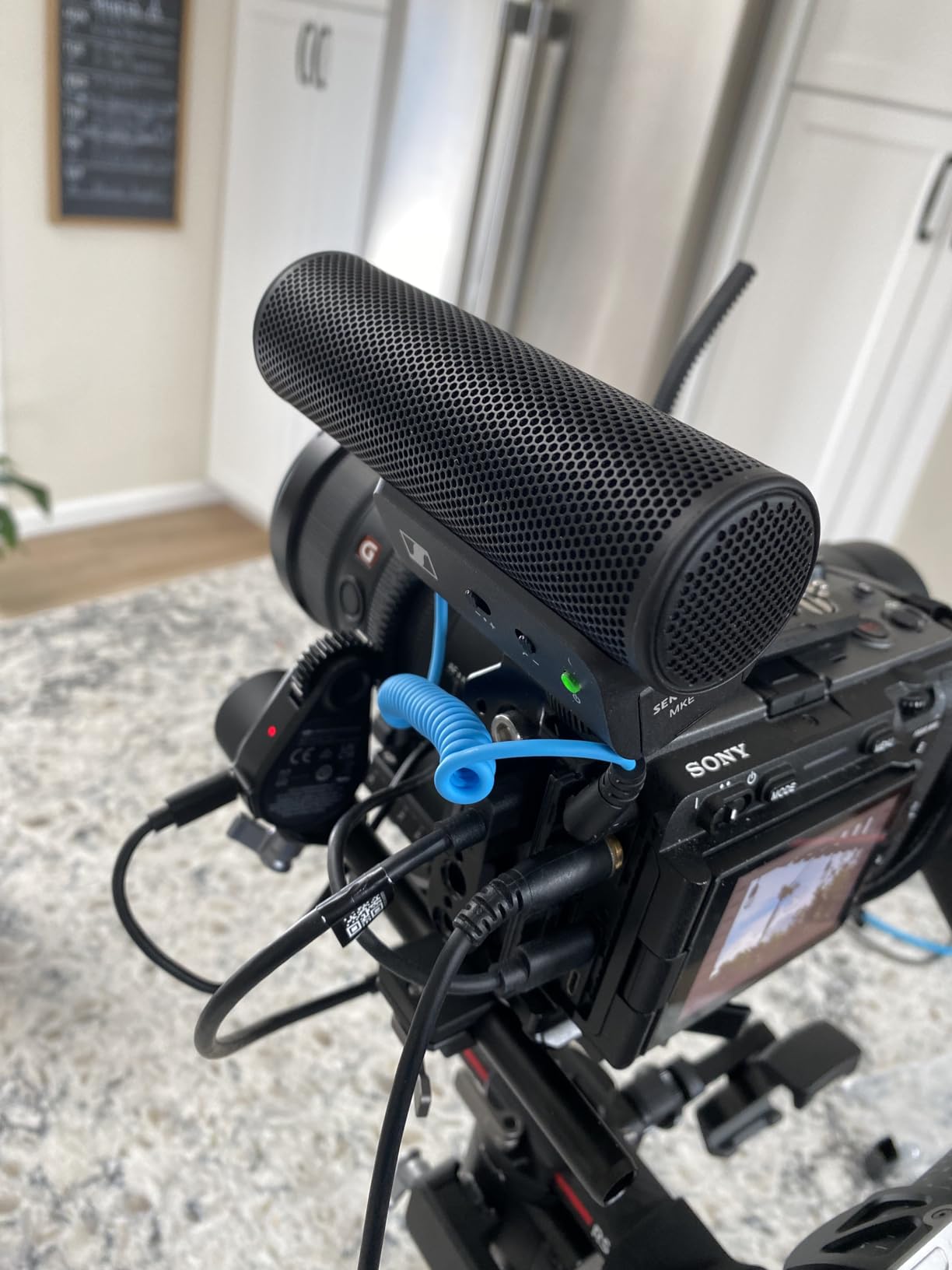 Sennheiser MKE 400 Directional On-Camera Shotgun Microphone with 3.5mm TRS and TRRS Connectors for DSLR, Mirrorless & Mobile customer photo 2