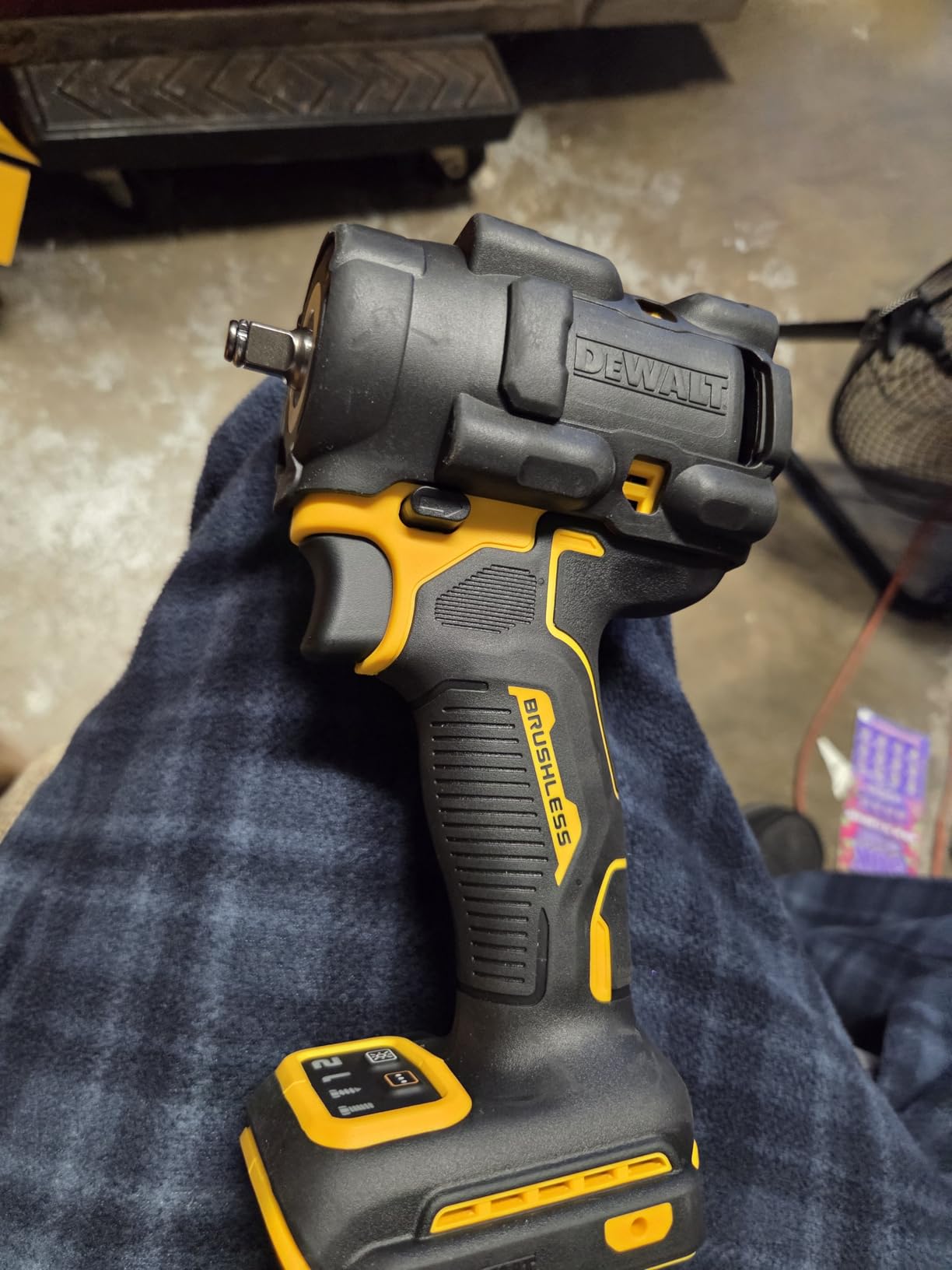 DEWALT ATOMIC 20V MAX* 3/8 in. Cordless Impact Wrench with Hog Ring Anvil (Tool Only) (DCF923B) customer photo 1