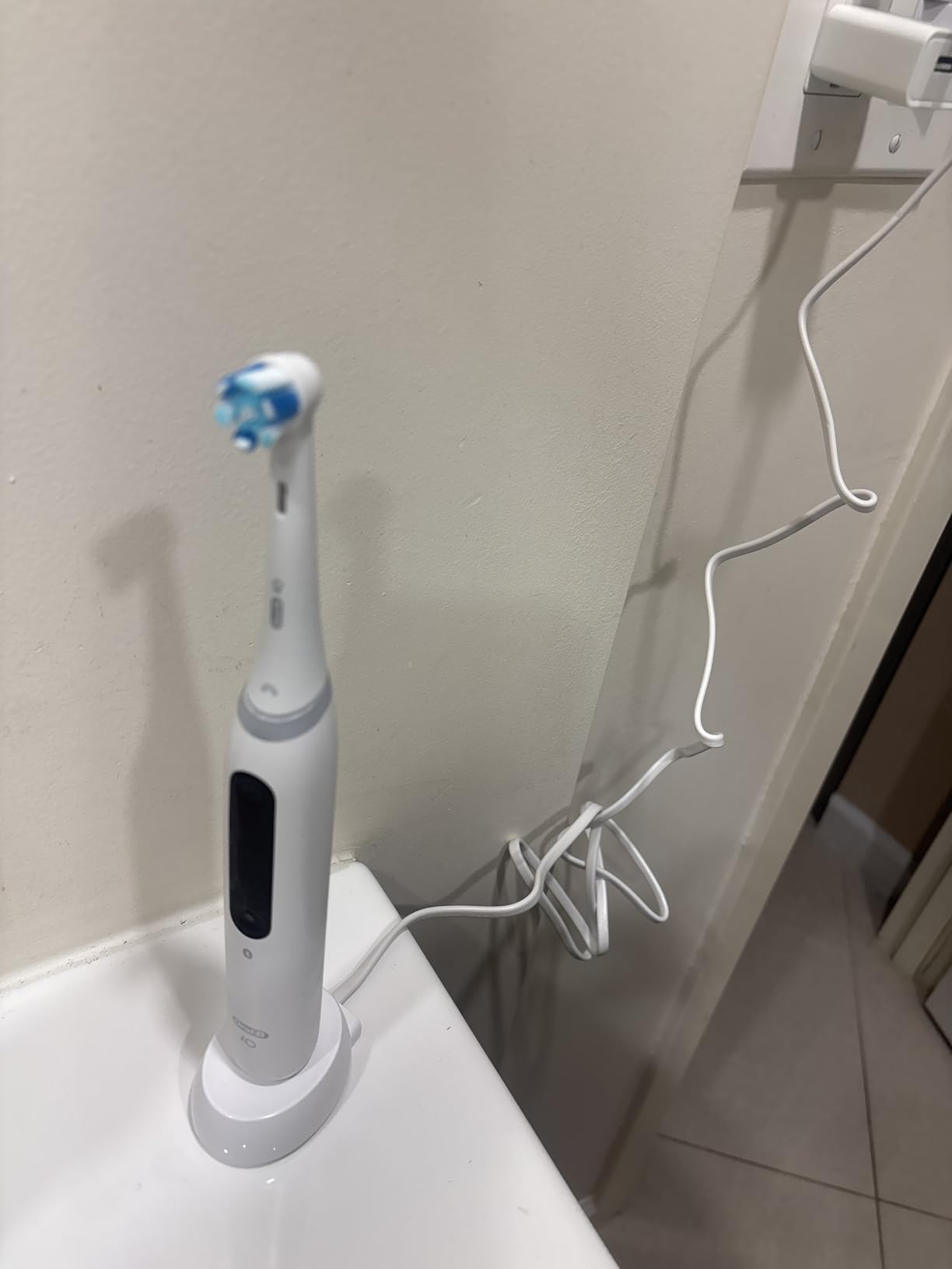 Oral-B Rechargeable Electric Toothbrush, iO5 Customizable Clean, 5 Cleaning Modes, Visual Pressure Sensor to Protect Gums, Travel Case, White customer photo 1
