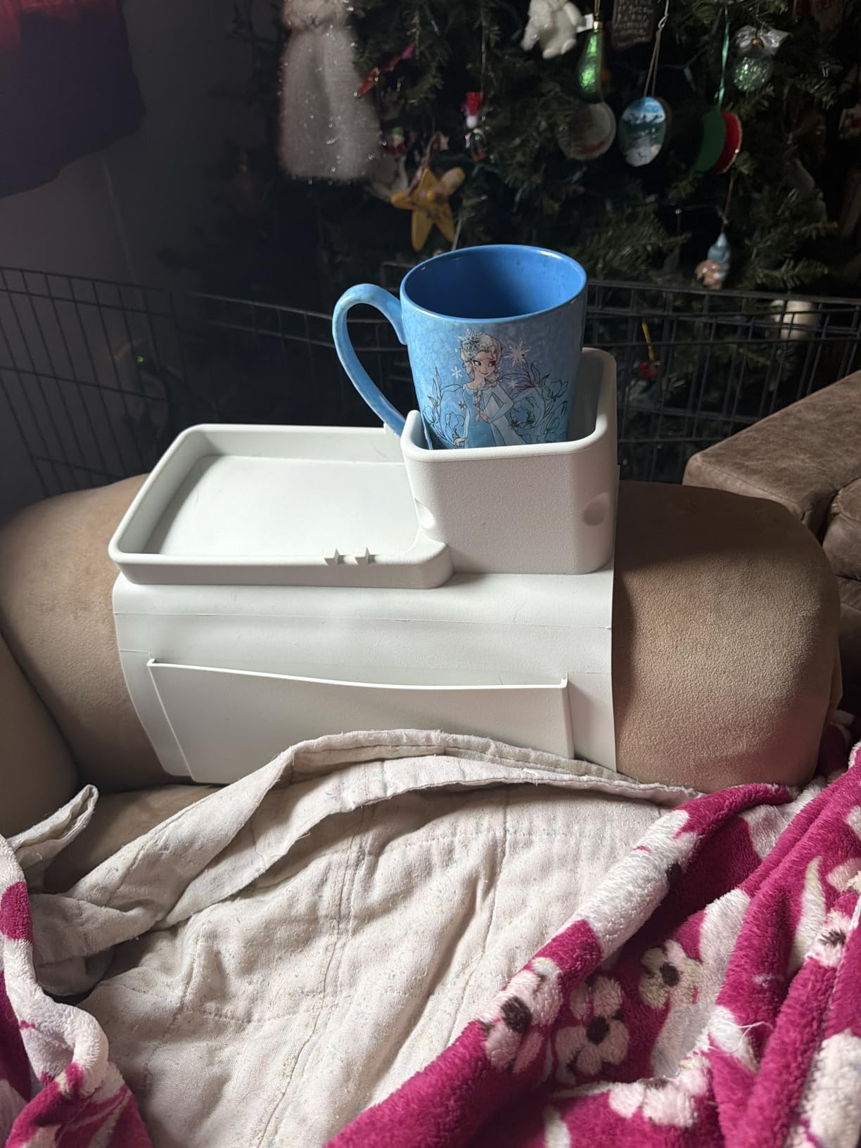 Silicone Couch Cup Holder, VIENFUT Anti-Spill Anti-Slip Sofa Armrest Tray BPA-Free, Dirt-Resistant Silicone Couch Arm Tray for Remote, Snacks, Cellphone and iPad customer photo 2