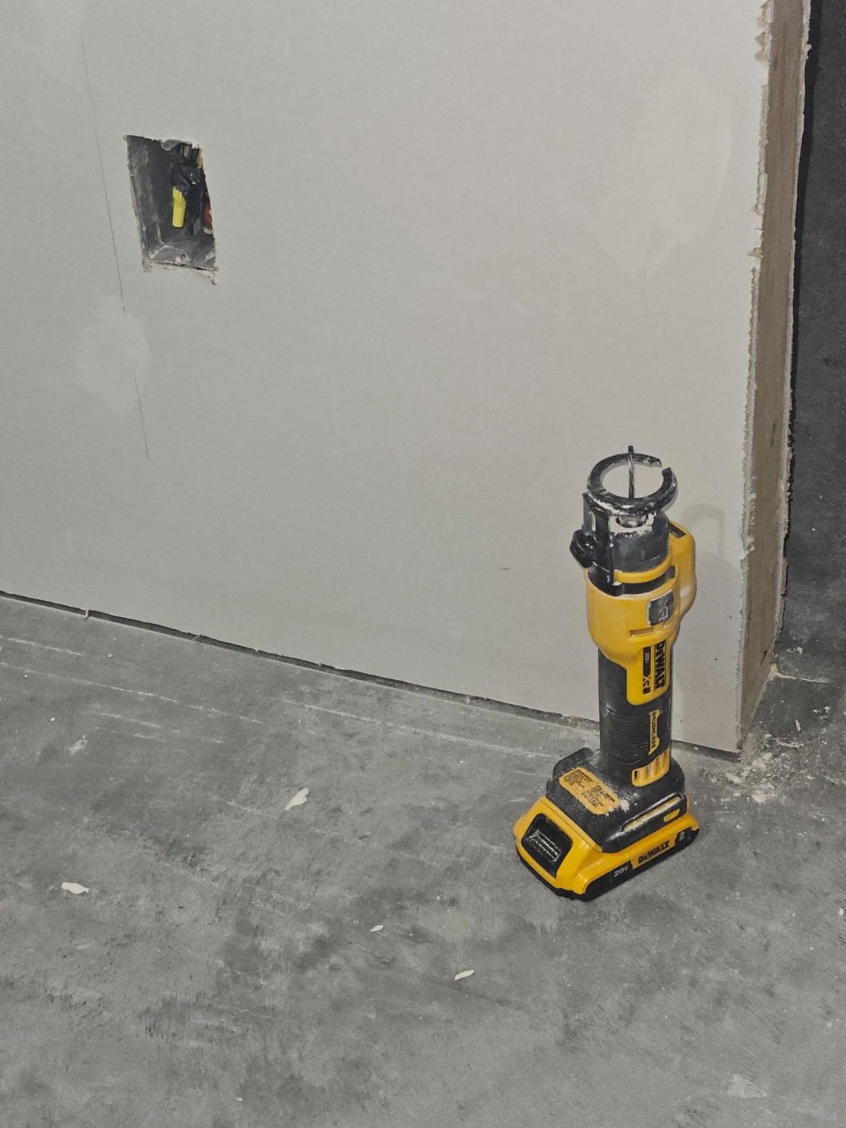 DEWALT 20V MAX* XR Brushless Drywall Cut-Out Tool (Tool Only) (DCE555B) customer photo 1