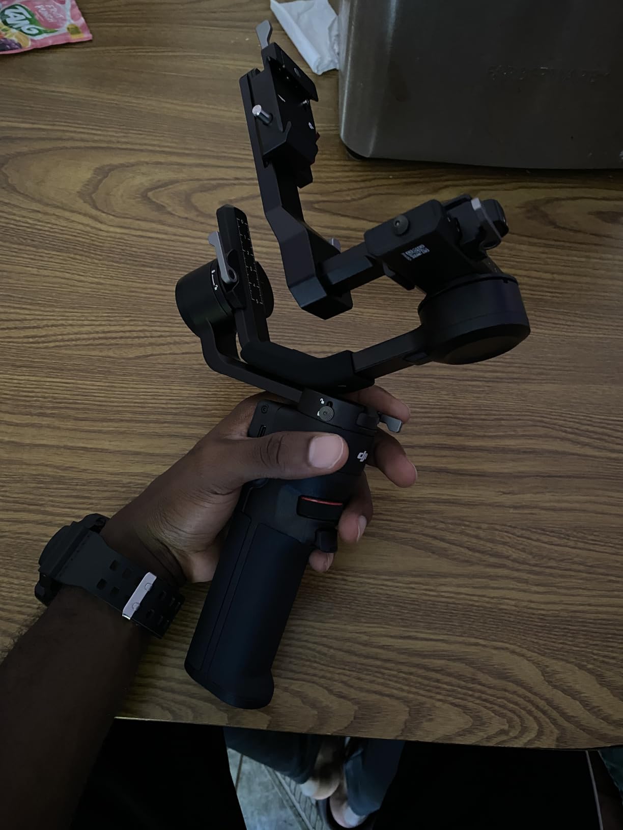 DJI RS 3 Mini, 3-Axis Gimbal Stabilizer for Cameras Canon/Sony/Panasonic/Nikon/Fujifilm, 2 kg (4.4 lbs) Tested Payload, Camera Gimbal with Native Vertical Shooting, Black customer photo 2