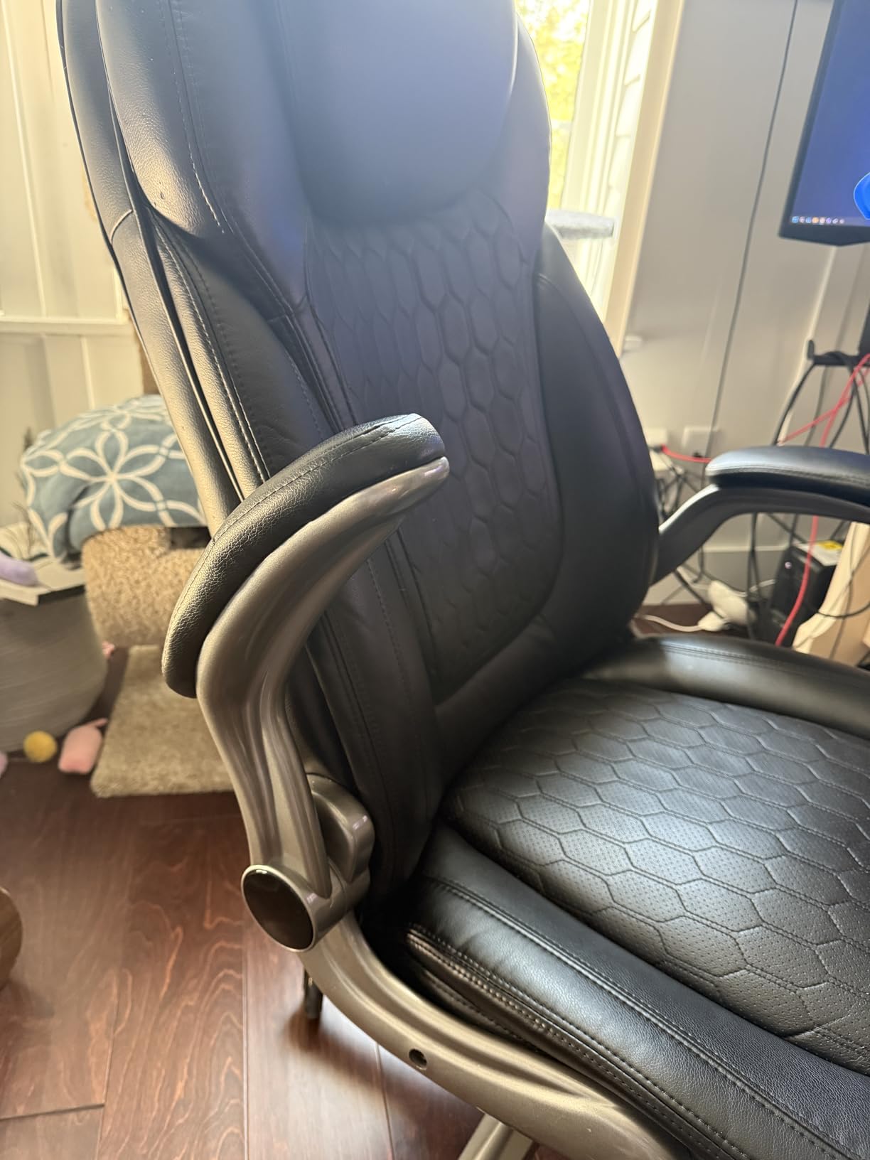Executive Office Chair-Ergonomic Computer Desk Chair, High Back Leather Chair with Padded Flip-up Arms, Swivel Home Office Chair Upgraded Caster-Black customer photo 1