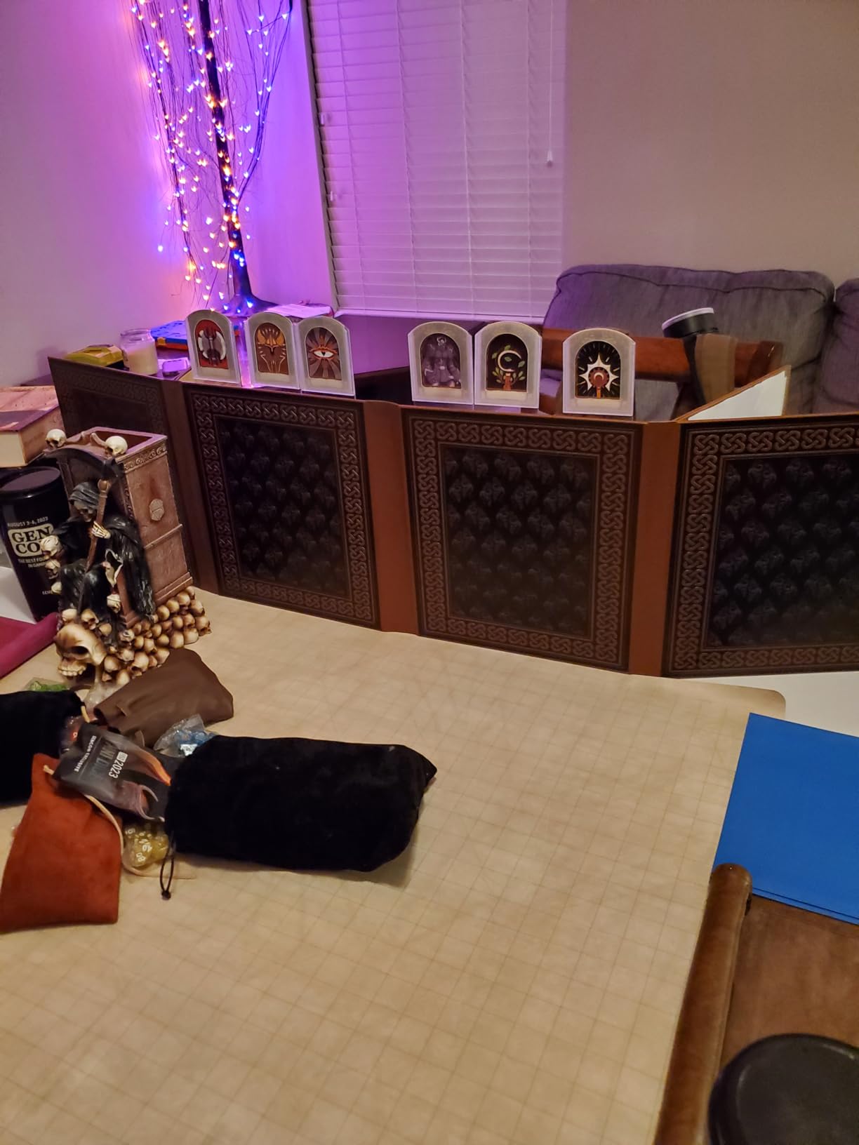 CASEMATIX DM Screen Faux Leather 8-Panel Deluxe GM Screen - Eight Panel Folding Dungeon Master Screen with 2 Swinging Panels and Wet Erase Pockets for TTRPGs, Inserts Not Included, Black customer photo 1