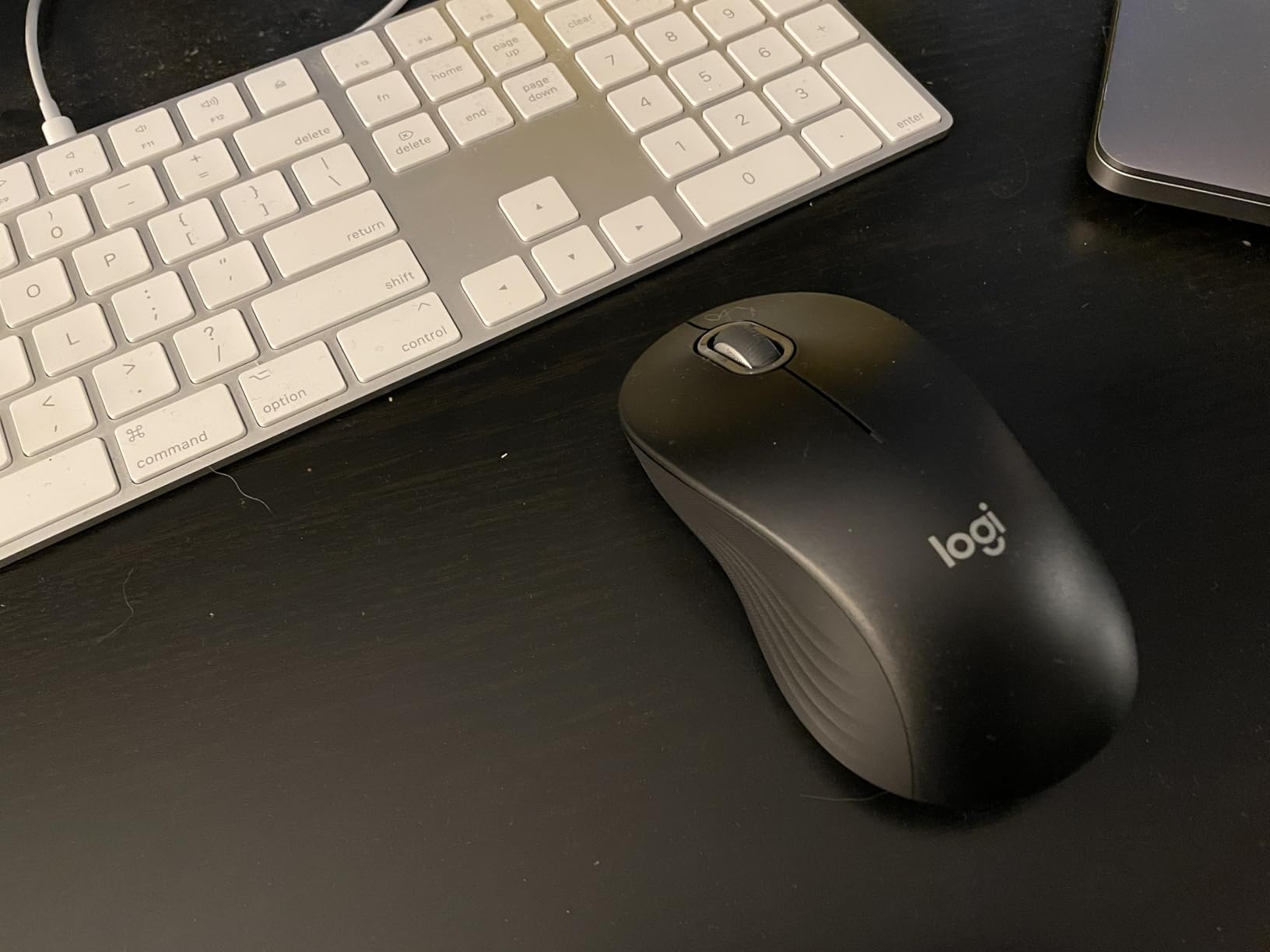 Logitech Signature M550 L Full Size Wireless Mouse - for Large Sized Hands, 2-Year Battery, Silent Clicks, Bluetooth, Multi-Device Compatibility - Black customer photo 2