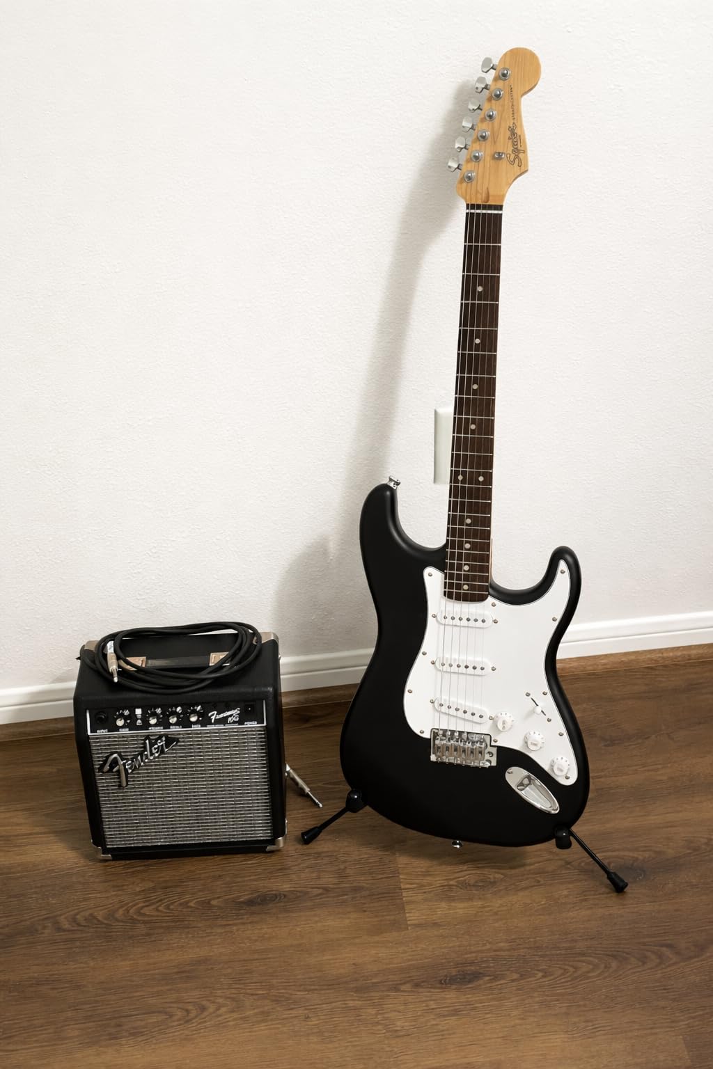 Fender Squier Debut Series Stratocaster Electric Guitar Kit - Black with Frontman 10G Amp customer photo 1