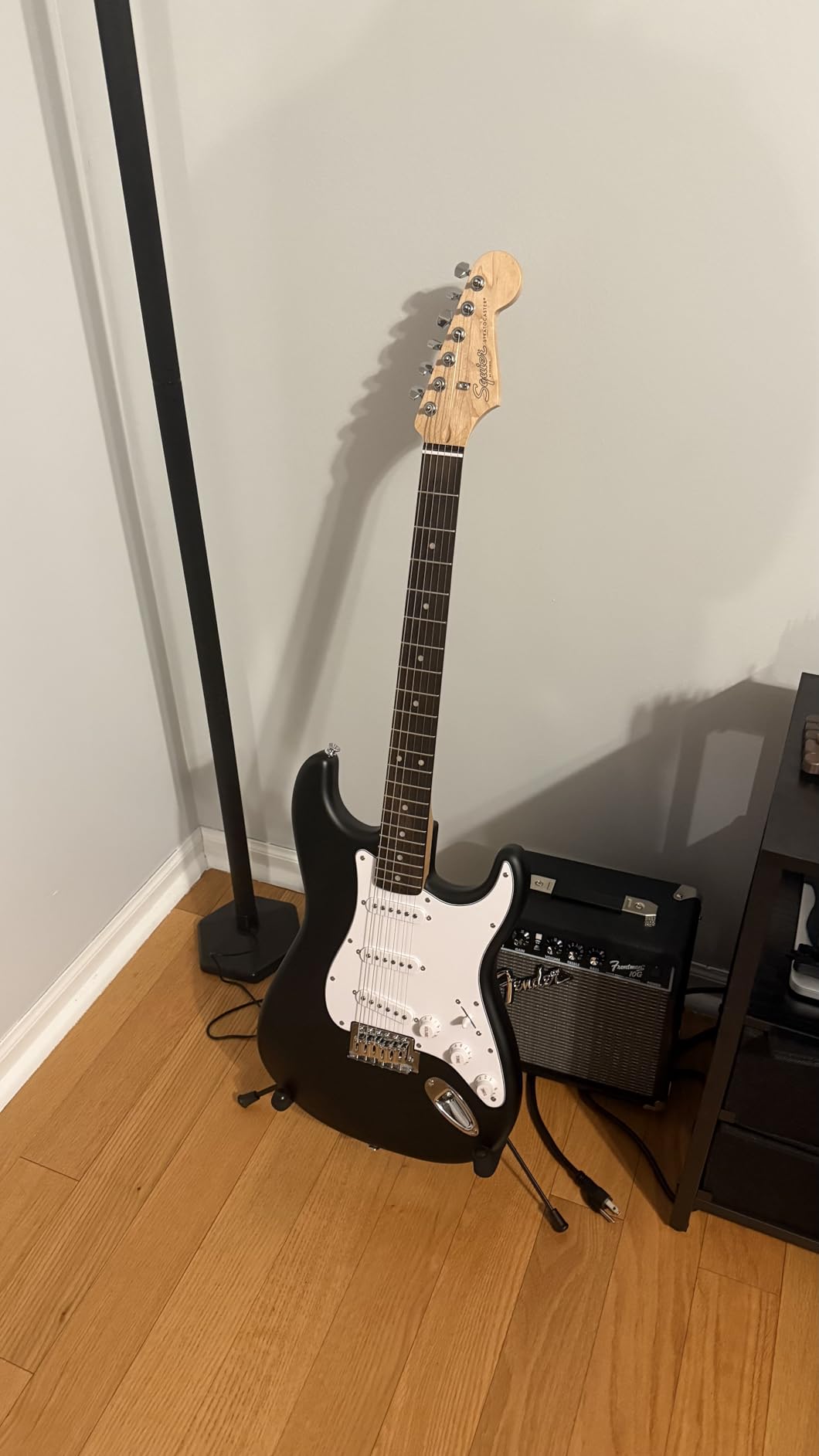 Fender Squier Debut Series Stratocaster Electric Guitar Kit - Black with Frontman 10G Amp customer photo 2
