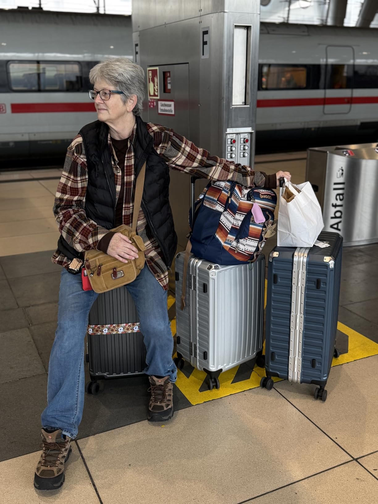 LUGGEX Checked Suitcase with Spinner Wheels, 8010S Aluminum Frame Zipperless Polycarbonate Hard Shell Suitcase (ZX-Core, Charcoal Metallic, 28 Inch) customer photo 1