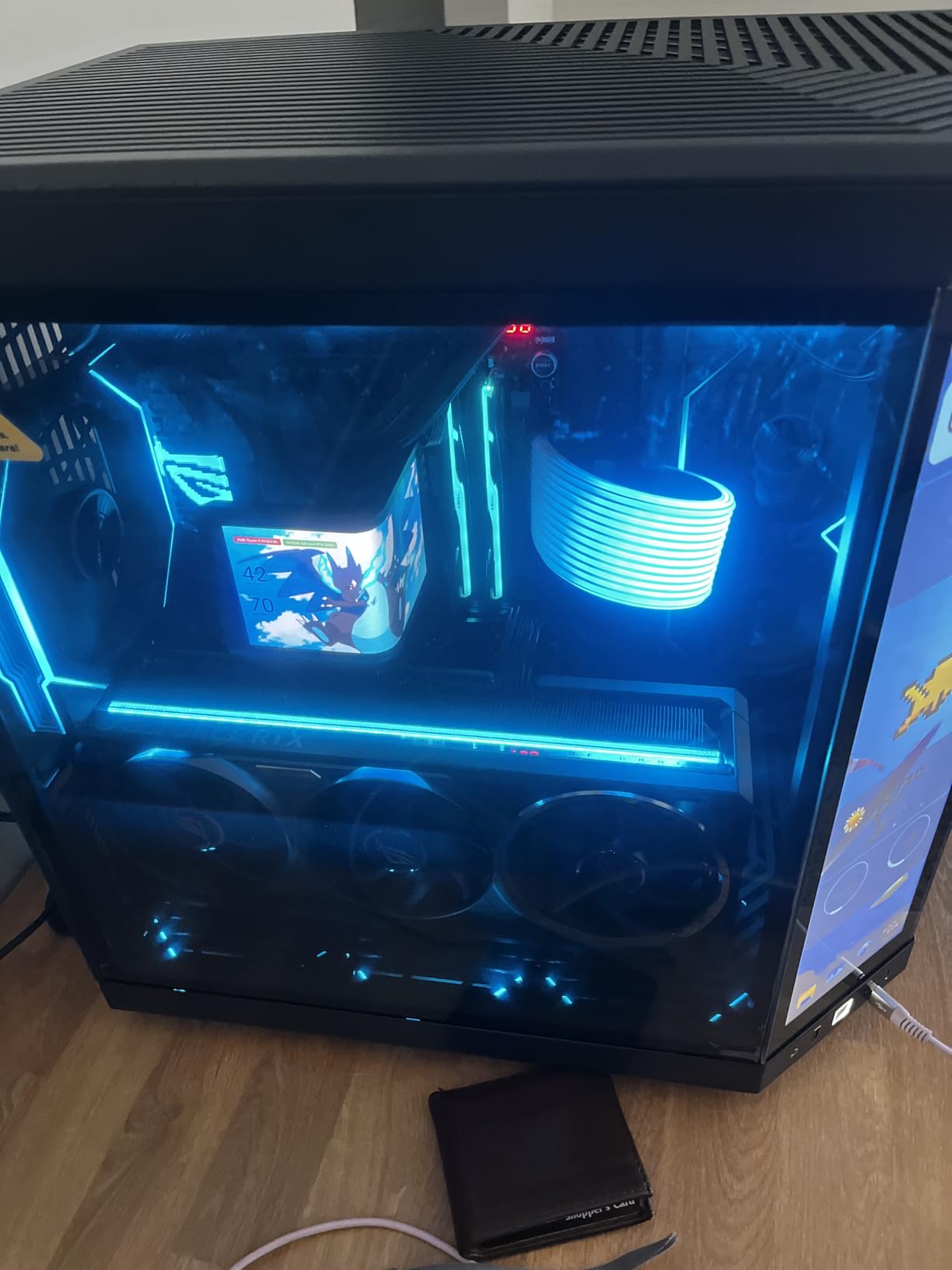 Hyte Y70 Touch Infinite Dual Chamber ATX Mid Tower Modern Aesthetic Case with Integrated 2.5K LCD Touchscreen - Pitch Black customer photo 1