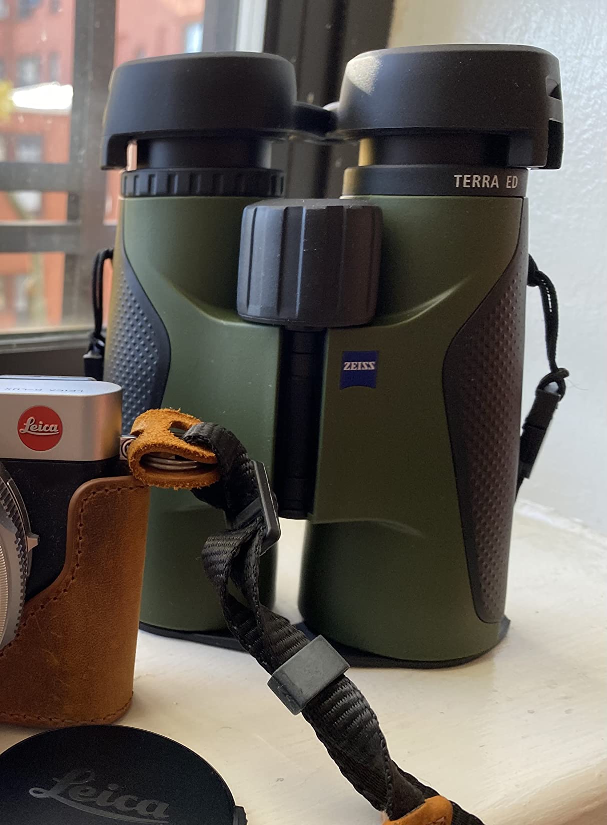 ZEISS Terra ED Binoculars 8x42 Waterproof, Fogproof, Easy Focus High Powered Compact Binoculars with Coated Glass for Low Light Vision for Bird Watching, Hunting, Sightseeing, Travel, Black-Sand customer photo 1