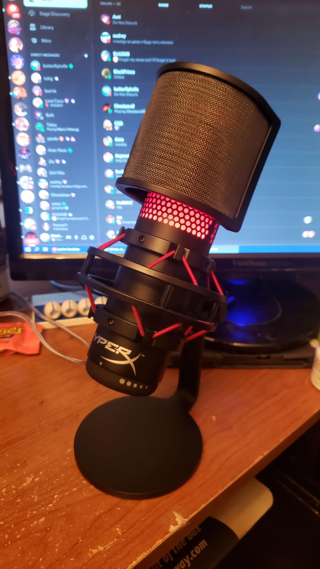 HyperX QuadCast 2 - USB Microphone for Gaming, Streaming and Podcasting, with On-Board Controls, LED Lighting, Removable Shock Mount, PC, Mac, PS5, PS4, USB-C - Black customer photo 1