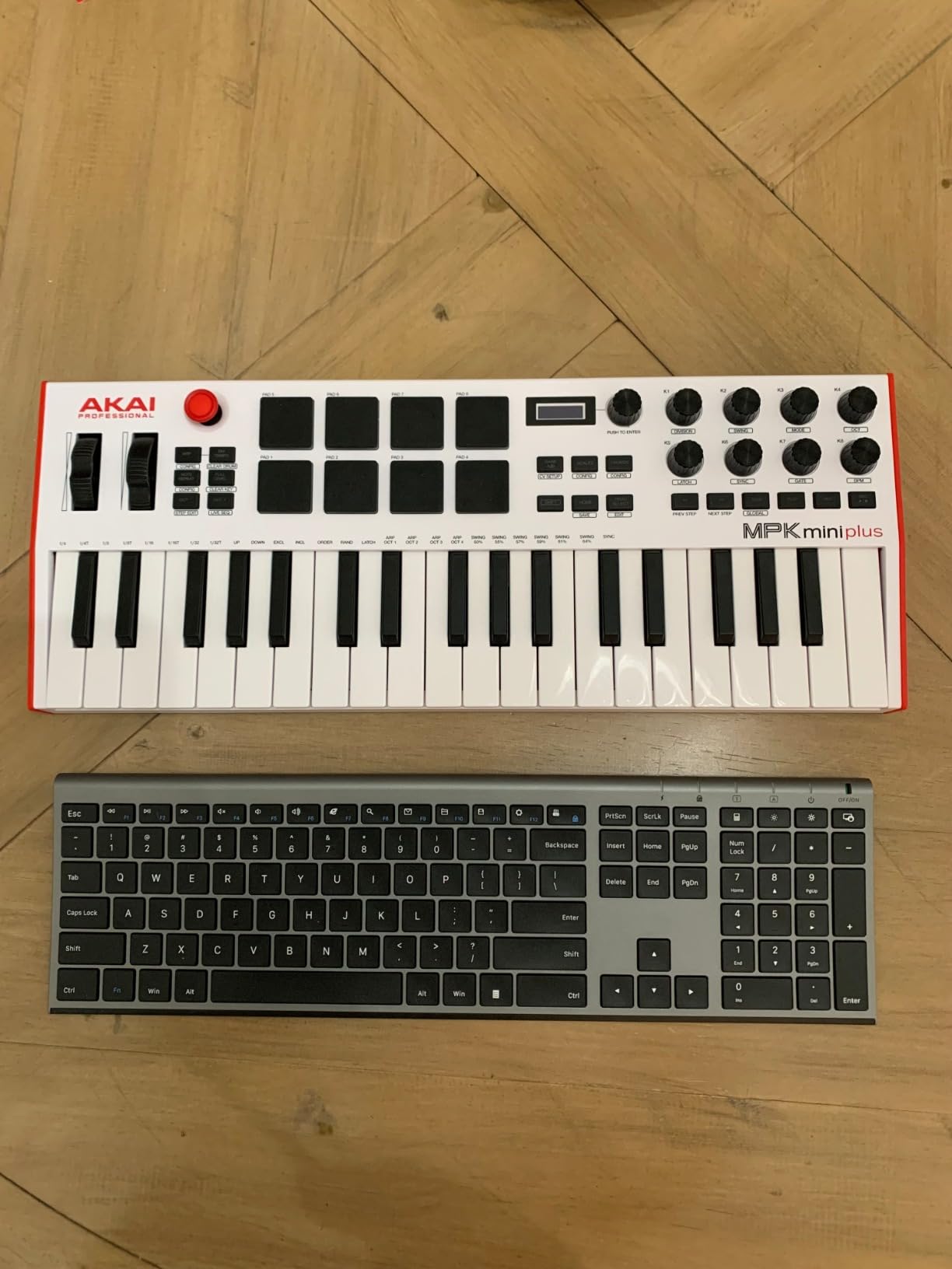 Akai Professional MPK Mini Plus - USB MIDI Keyboard Controller with 37 Mini Keys, 8 MPC Pads, Sequencer, MIDI/CV/Gate I/O and Native Instruments Sound Package, White Limited Edition customer photo 1