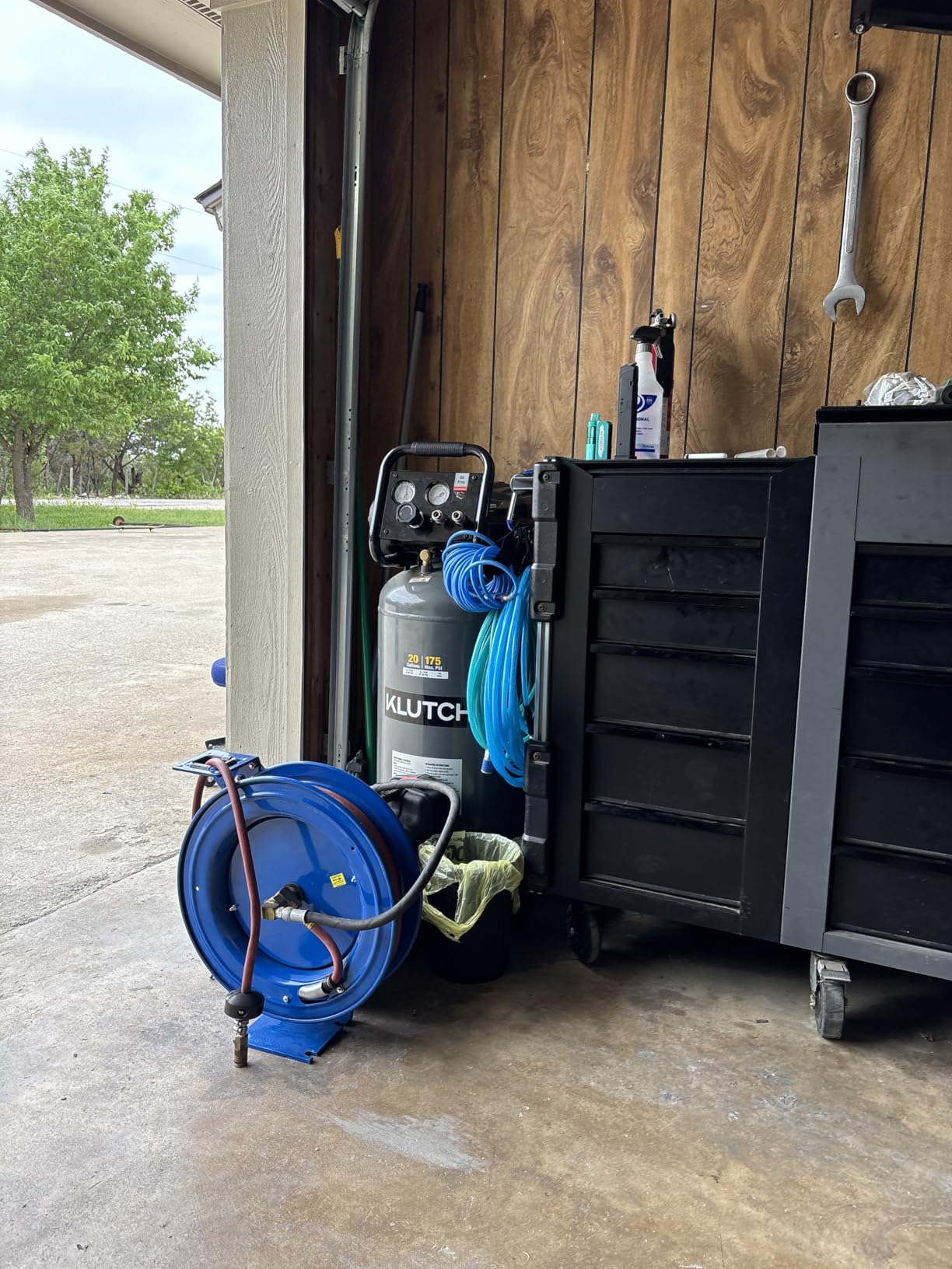 Klutch 29-Gallon Air Compressor, 2.5 HP, 120 Volts, 175 PSI customer photo 1