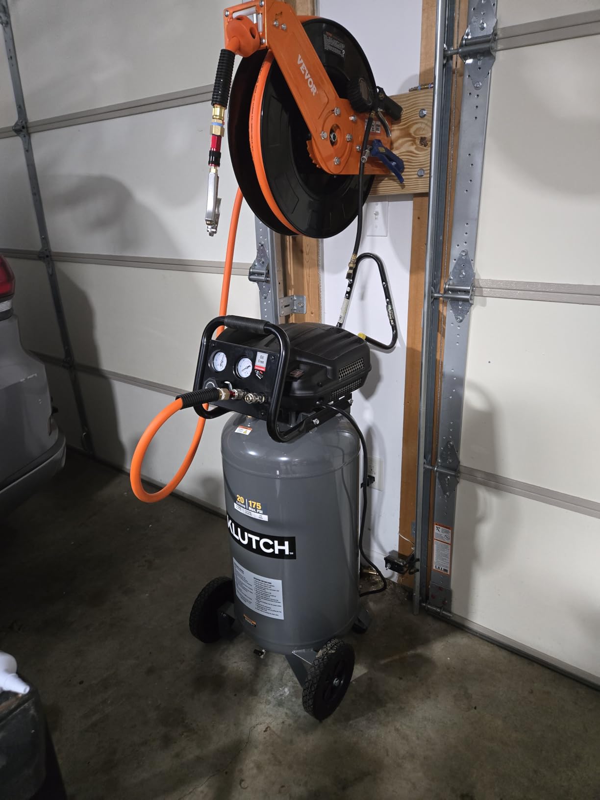 Klutch 29-Gallon Air Compressor, 2.5 HP, 120 Volts, 175 PSI customer photo 2