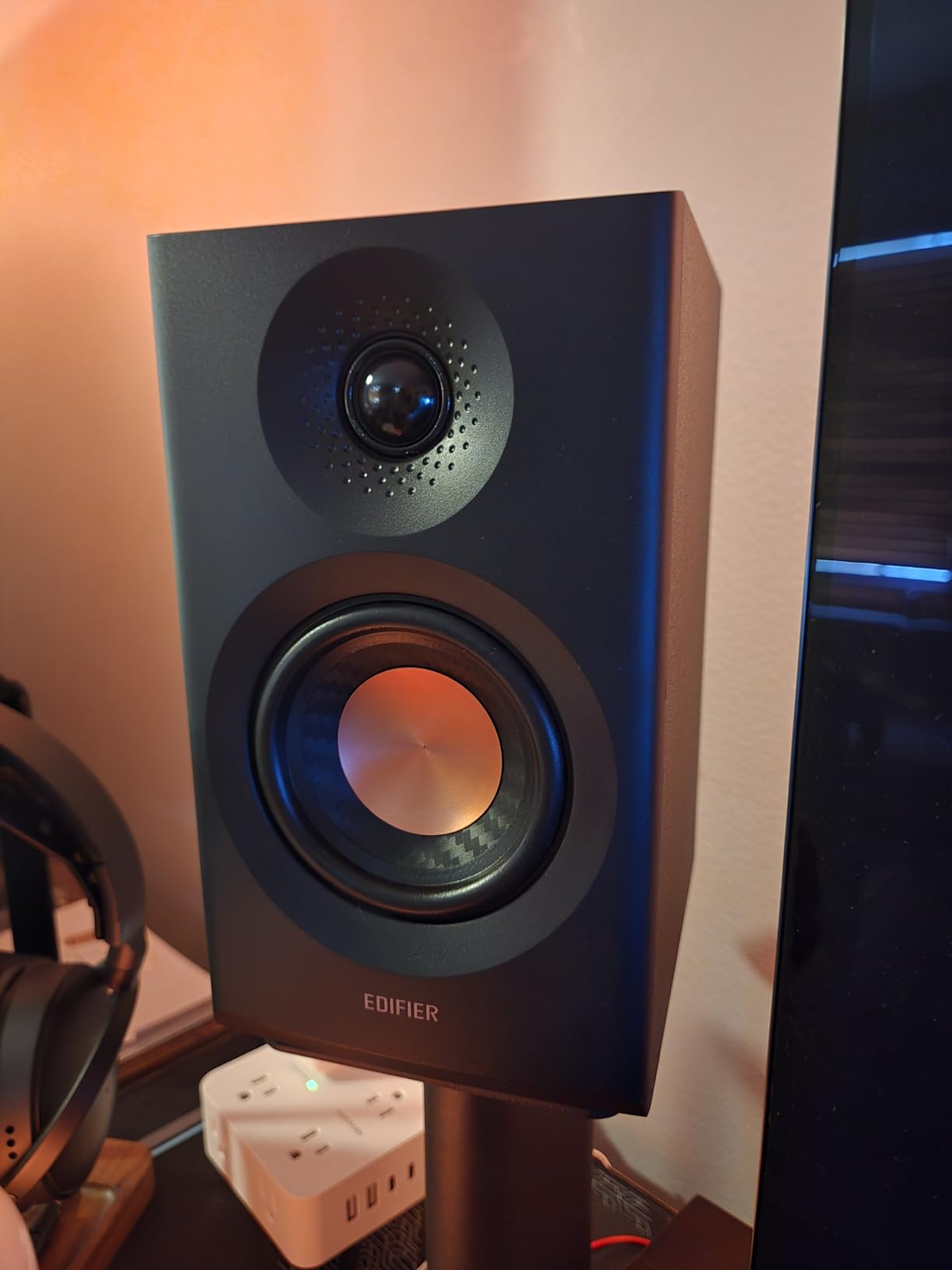 Edifier MR3 Powered Studio Monitor Speakers, Hi-Res Audio Certified Bluetooth V5.4 Active Bookshelf Loudspeakers, 2.0 Computer Speaker with Headphone Output RCA AUX Balanced TRS Input - Black (Pair) customer photo 1